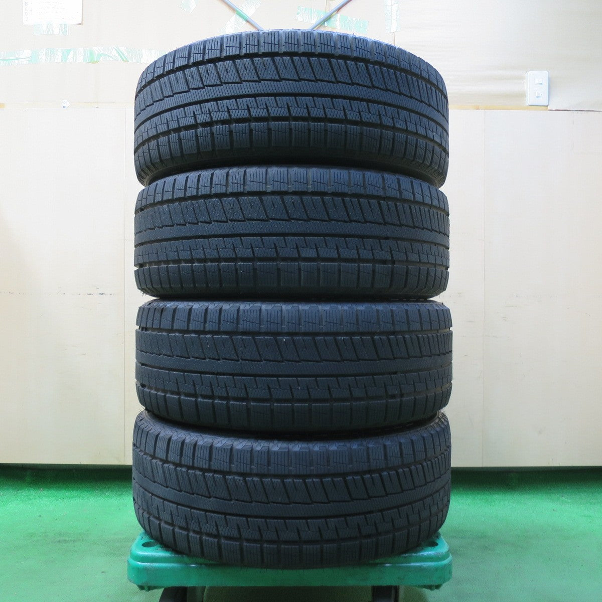 *送料無料* ほぼ未使用！23年★LEHRMEISTER L-F FIRST 215/50R18 スタッドレス グリップマックス GRIP ICE X レアマイスター PCD114.3/5H★4082703イス
