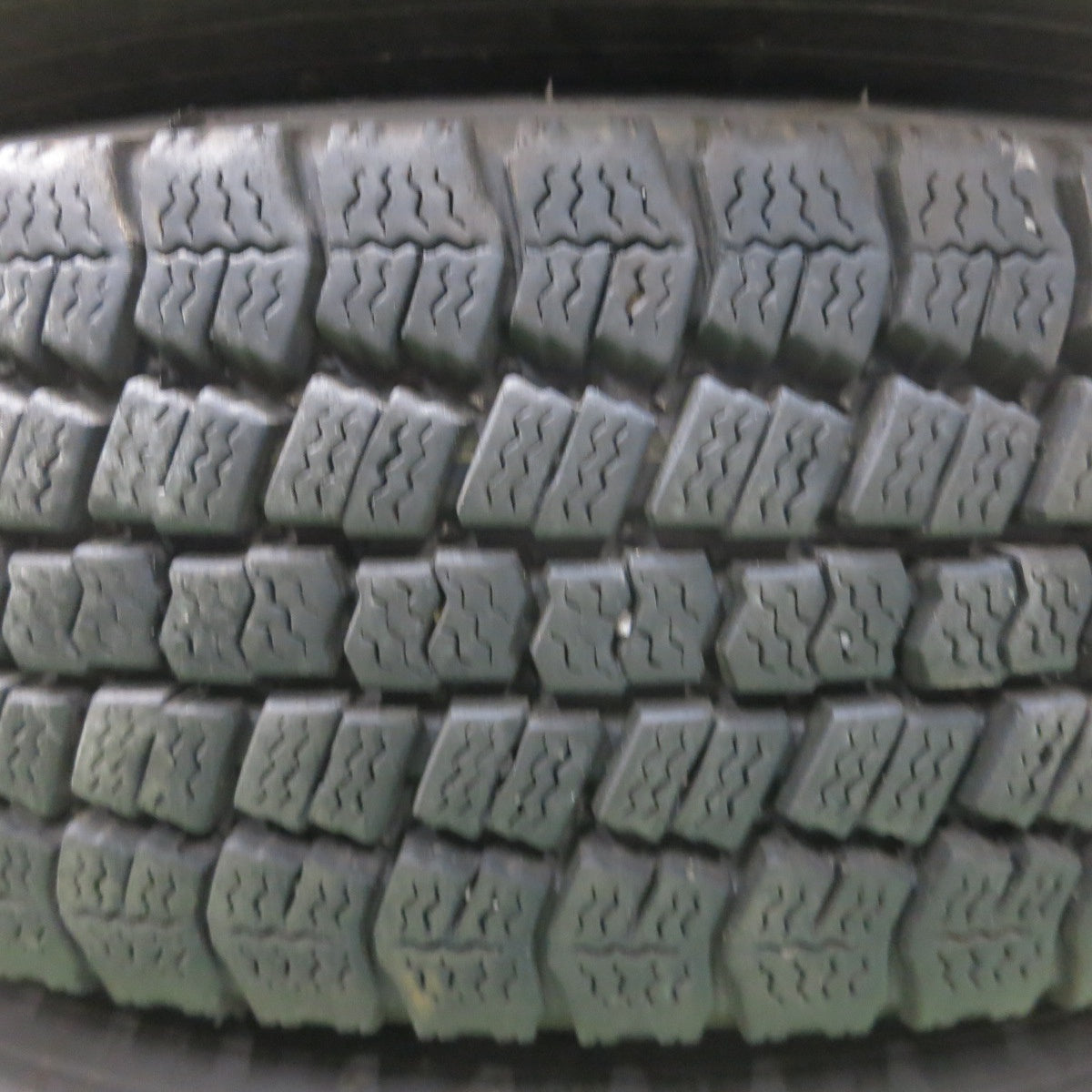 [送料無料] バリ溝！9分★トラック タイヤ 205/80R17.5 120/118L スタッドレス トーヨー デルベックス M934 TOPY スチール 115-9CS 17.5インチ PCD222.25/6H★5030501ナス