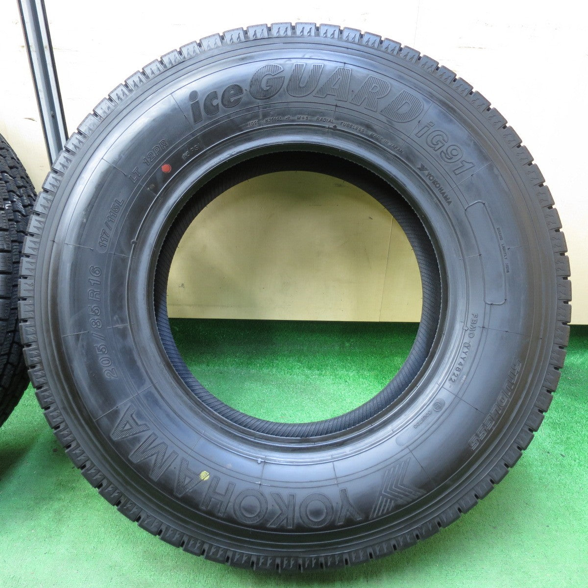 [送料無料] バリ溝！22年！9.5分★トラック タイヤ 205/85R16 117/115L 12PR スタッドレス ヨコハマ アイスガード iG91 16インチ★4092806イスタ