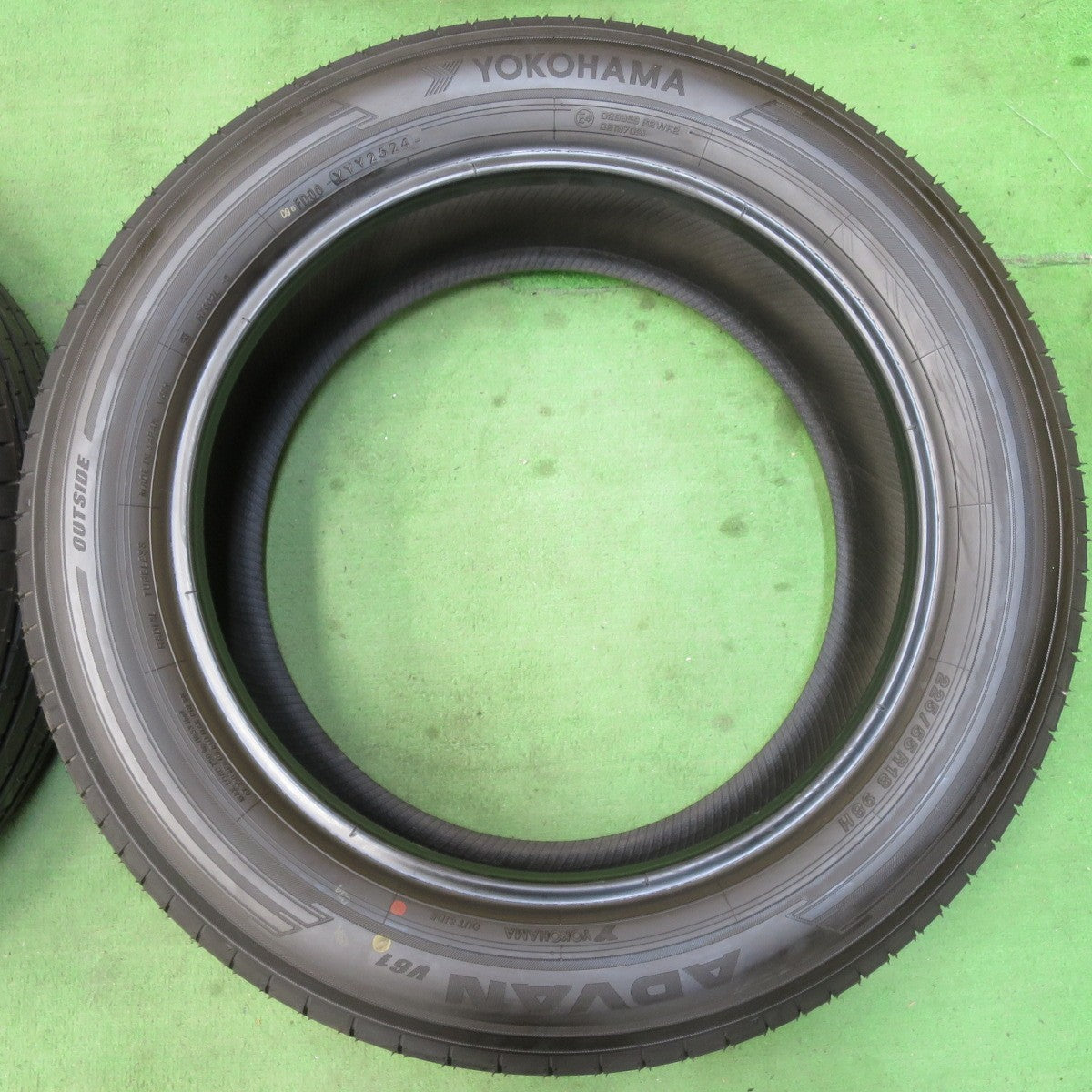 [送料無料] 新車外し！24年★225/55R18 ヨコハマ アドバン V61 タイヤ 18インチ エクストレイル フォレスター アウトランダー デリカ D:5 等★5031403イノタ