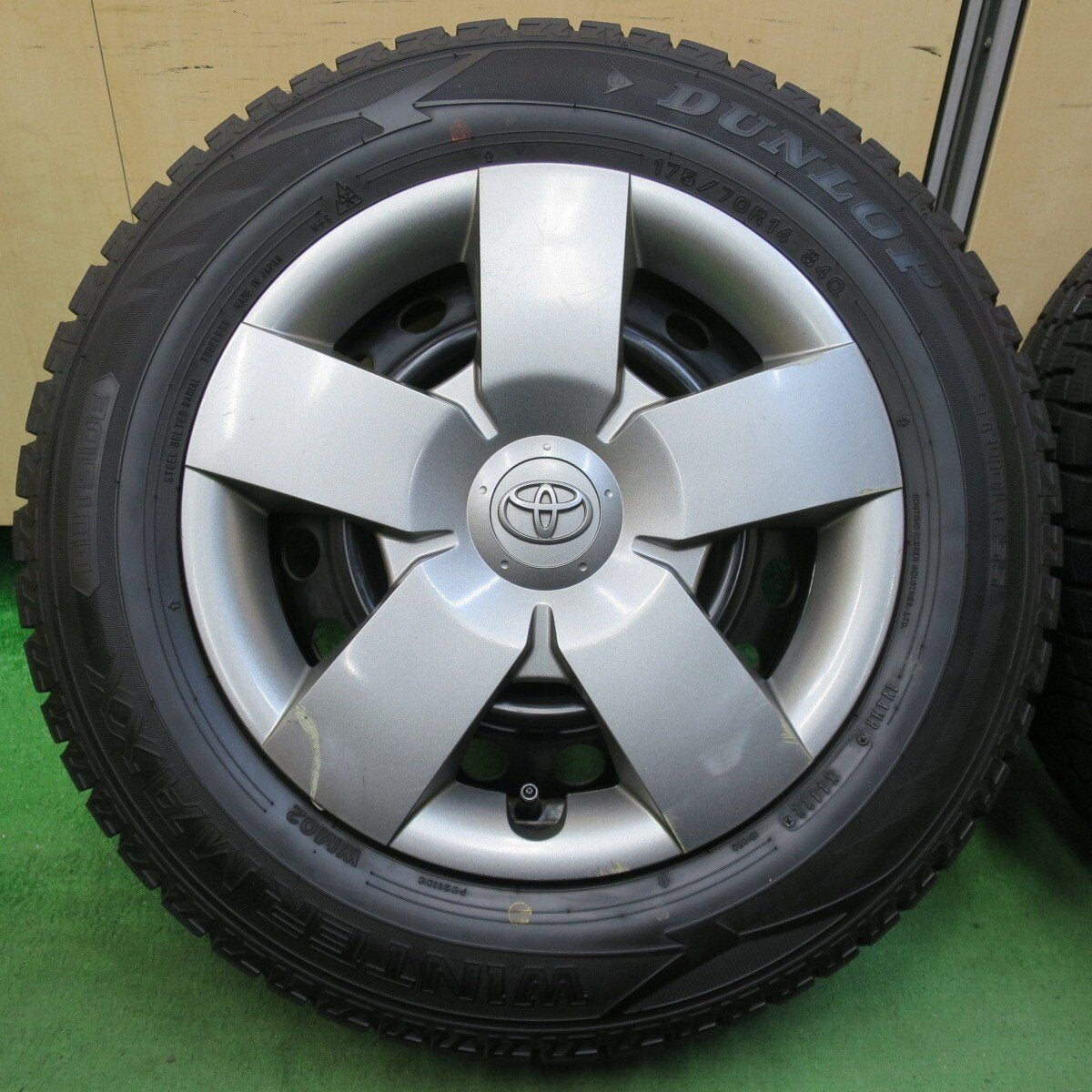 バリ溝！22年！ほぼ10分★トヨタ シエンタ 純正 スチール 175/70R14 スタッドレス ダンロップ ウインターマックス WM02 14インチ PCD100/4H★5020309イス