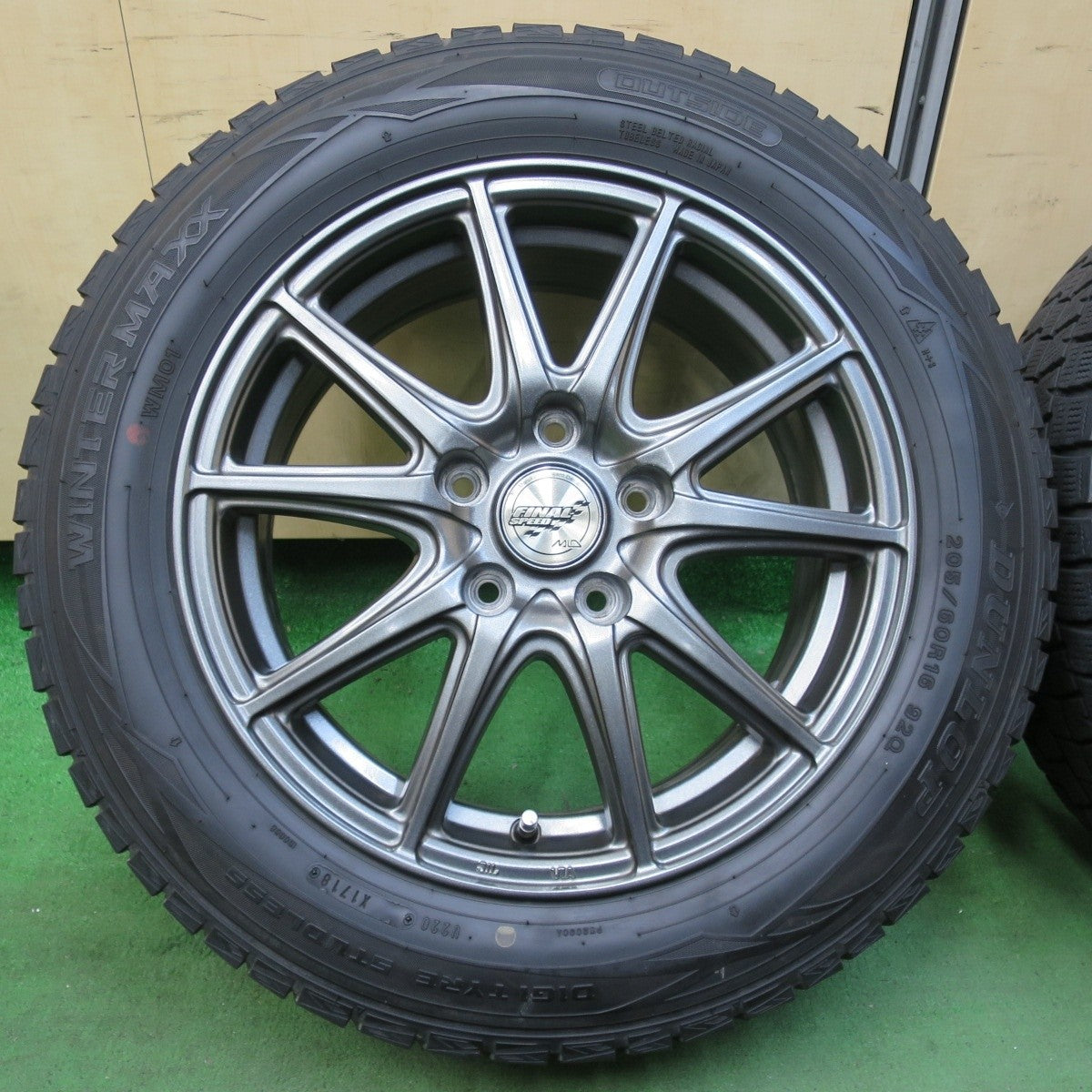 バリ溝！キレイ！8.5分★スタッドレス 205/60R16 ダンロップ ウインターマックス WM01 FINAL SPEED MiD ファイナルスピード 16インチ PCD114.3/5H★5012207イス