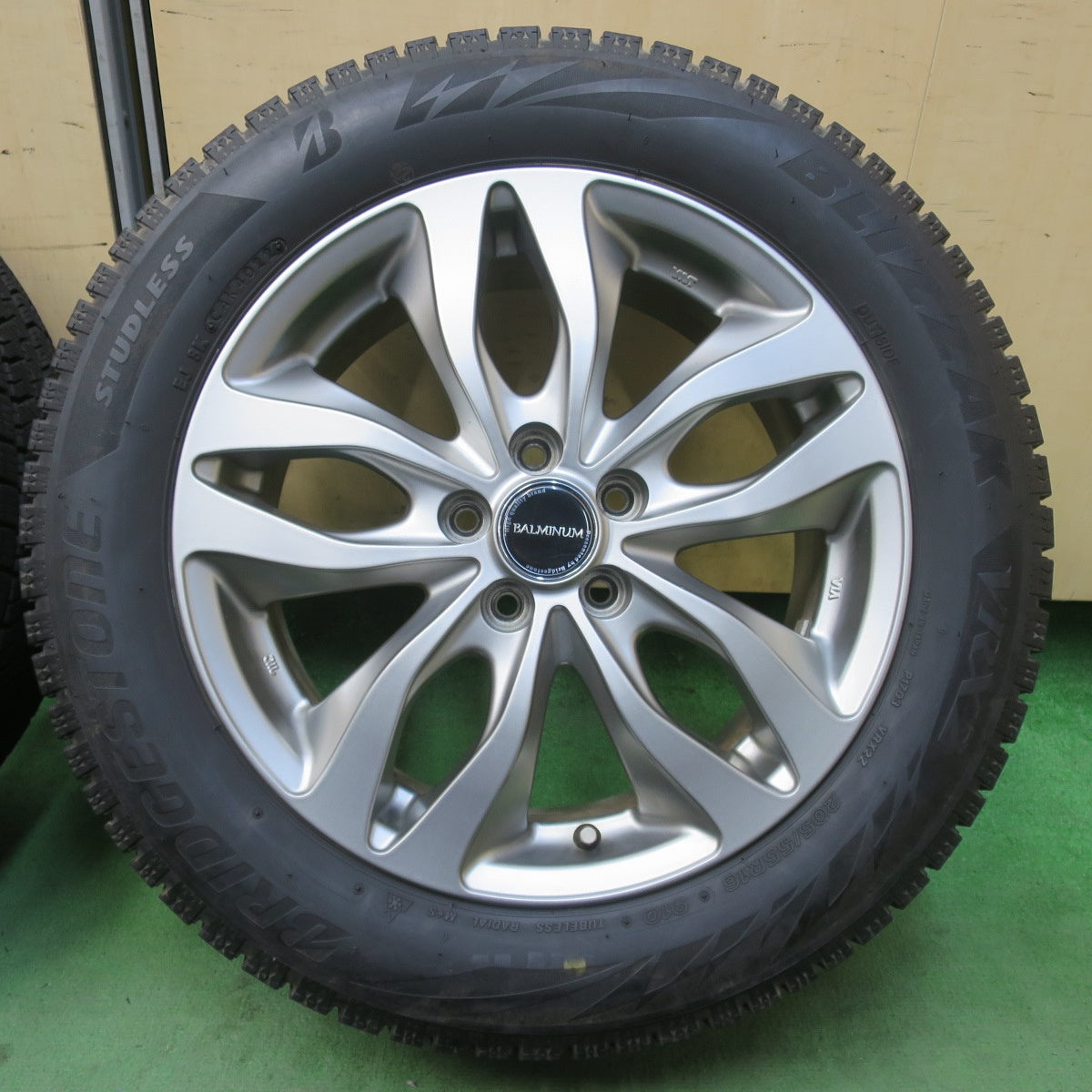 バリ溝！22年！キレイ！9分★インプレッサ 等 205/55R16 スタッドレス ブリヂストン ブリザック VRX2 BALMINUM DS-M バルミナ 16インチ PCD100/5H★6020608イス
