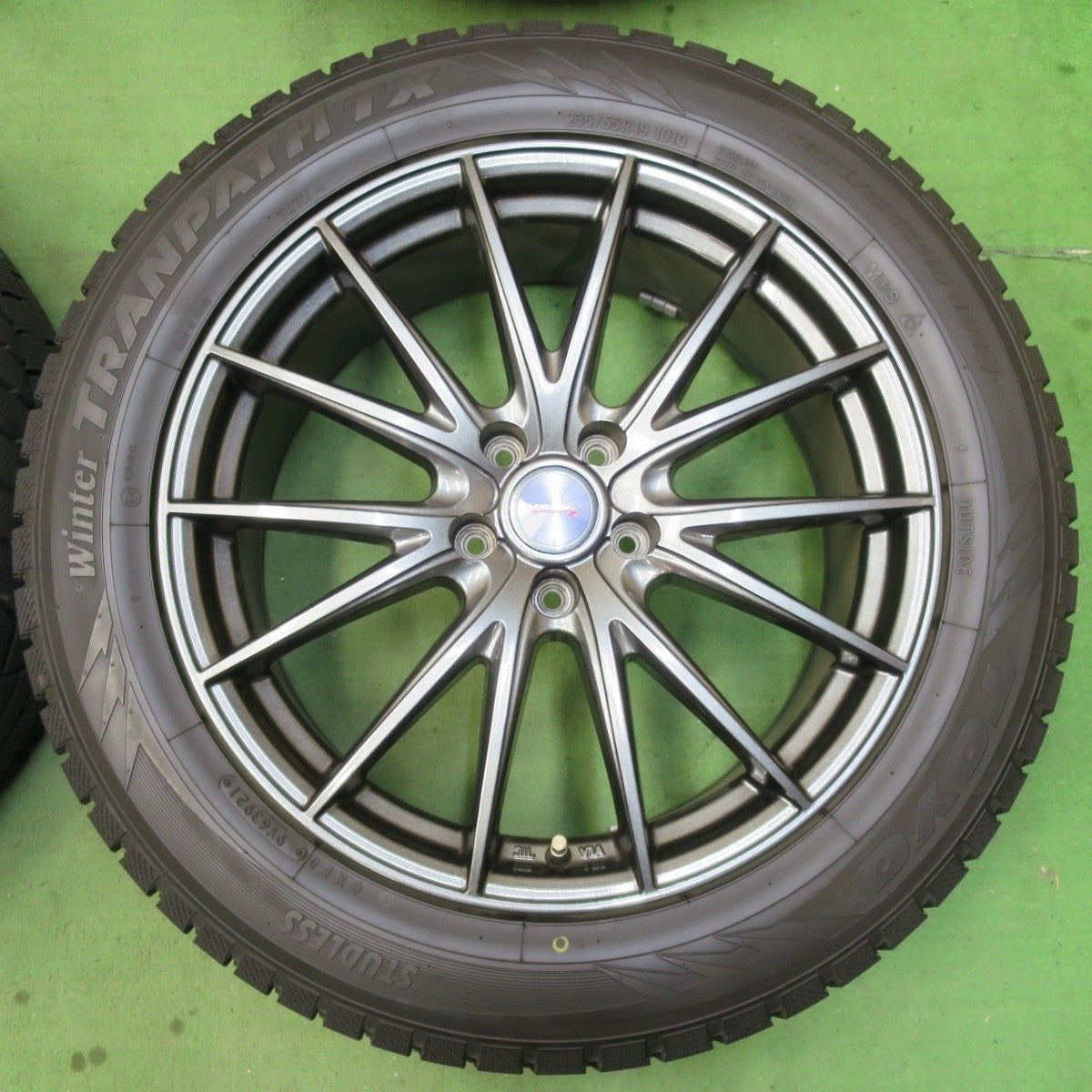 バリ溝！21年！キレイ！9.5分以上★スタッドレス 235/55R19 トーヨー ウインター トランパス TX VELVA SPORTZ ヴェルヴァ 19インチ PCD114.3/5H★5040702イス