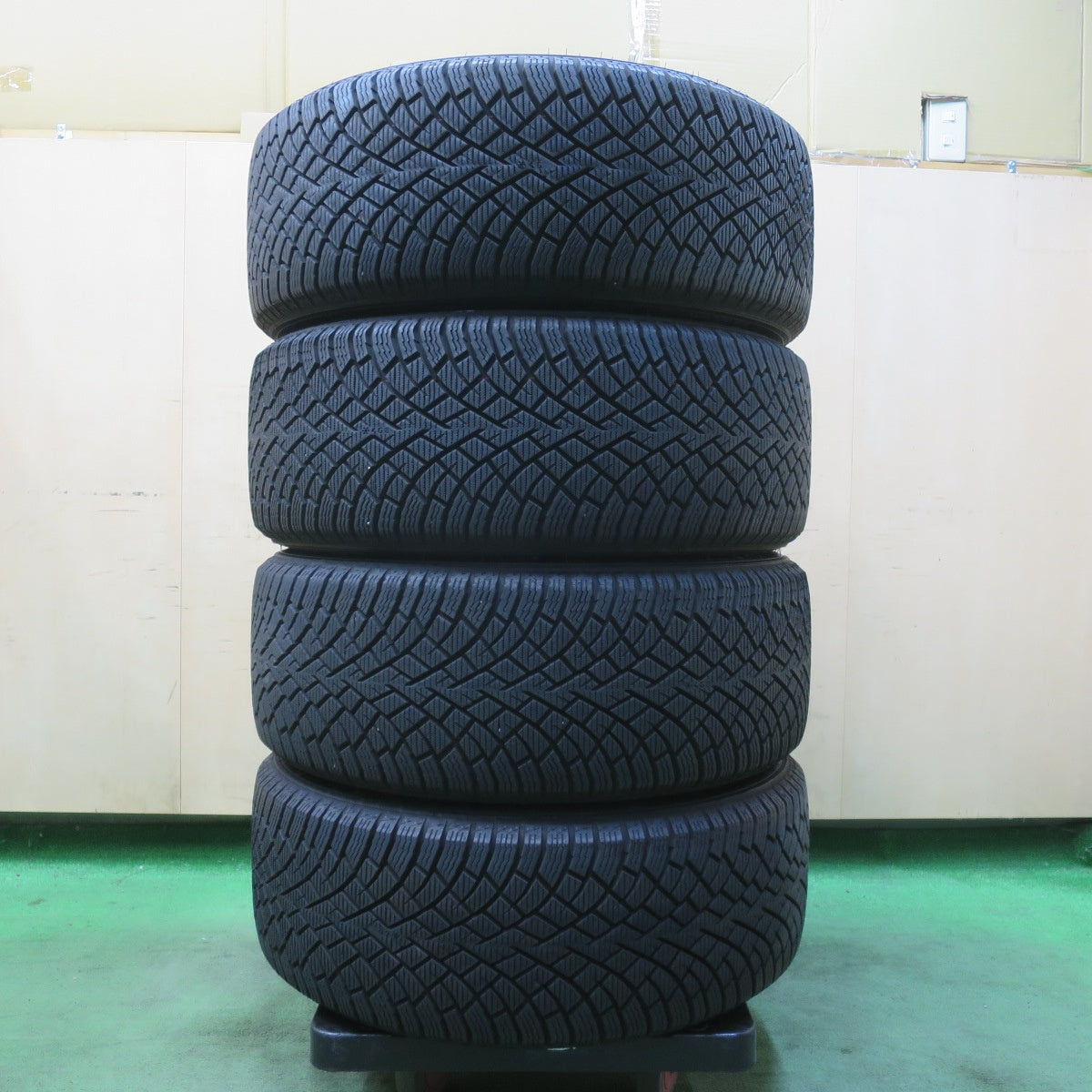 バリ溝！24年！キレイ！9.5分★BMW 等 MAK FAHR 225/50R17 スタッドレス ノキアン タイヤ ハッカペリッタ R5 ファー 17インチ PCD112/5H★6010607イス
