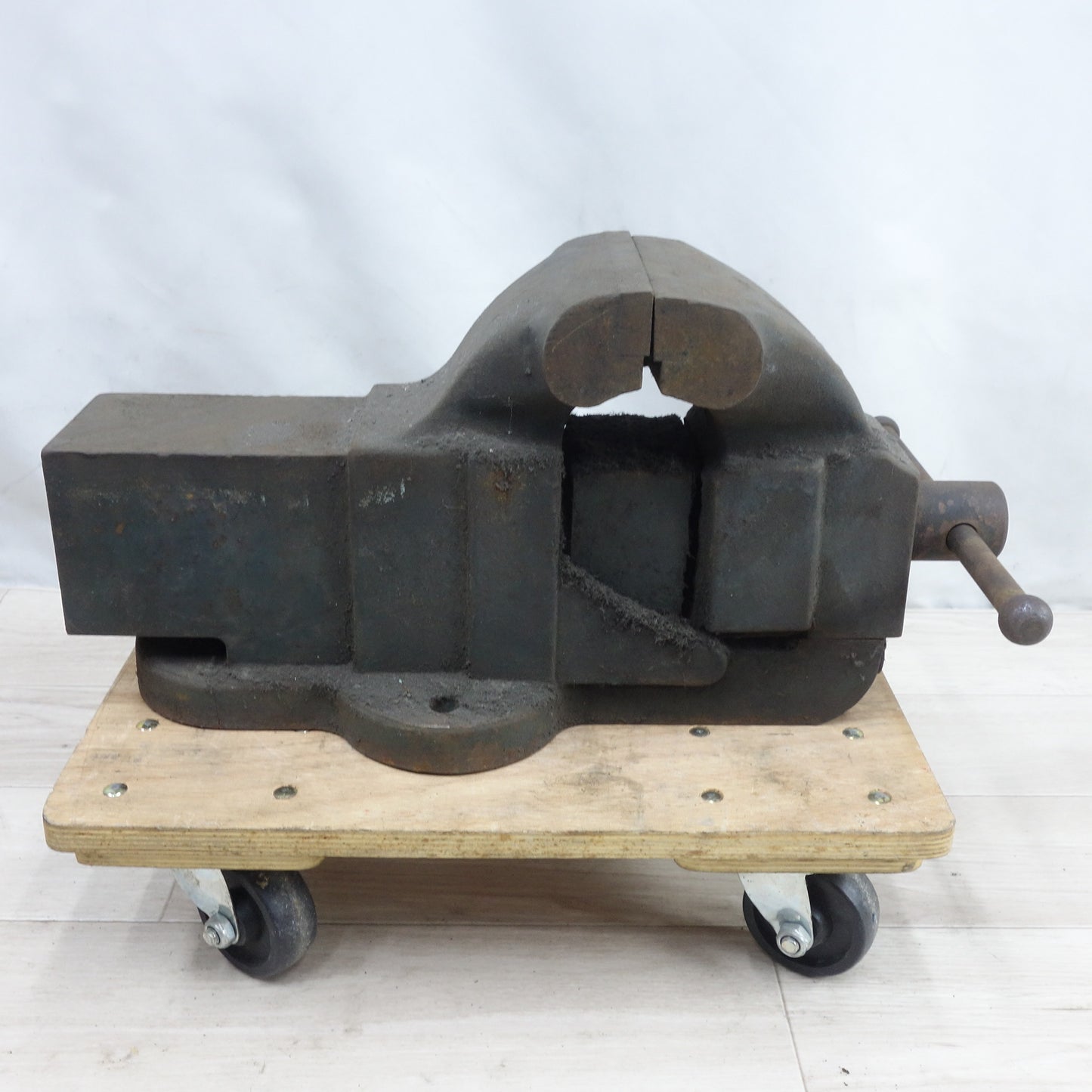 [送料無料] ◆ナベヤ 卓上 万力 150 型式 不明 ベンチ バイス 締め付け 固定 工具 道具②◆