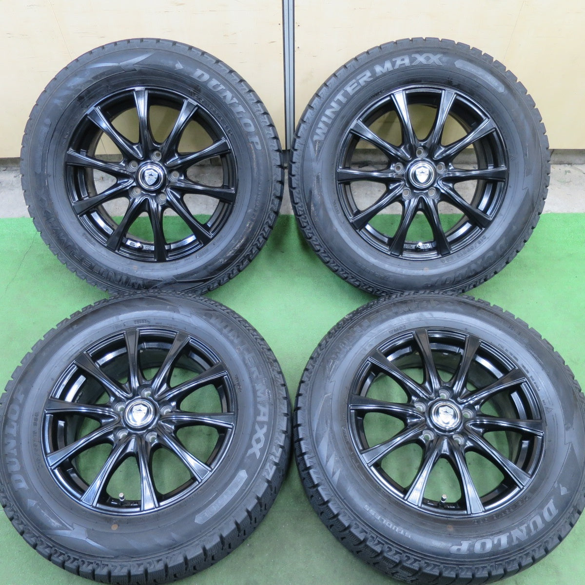 バリ溝！22年！キレイ！9.5分★スタッドレス 215/65R16 ダンロップ ウインターマックス WM02 ESTROSA エステローザ 16インチ PCD114.3/5H★6022003TTス