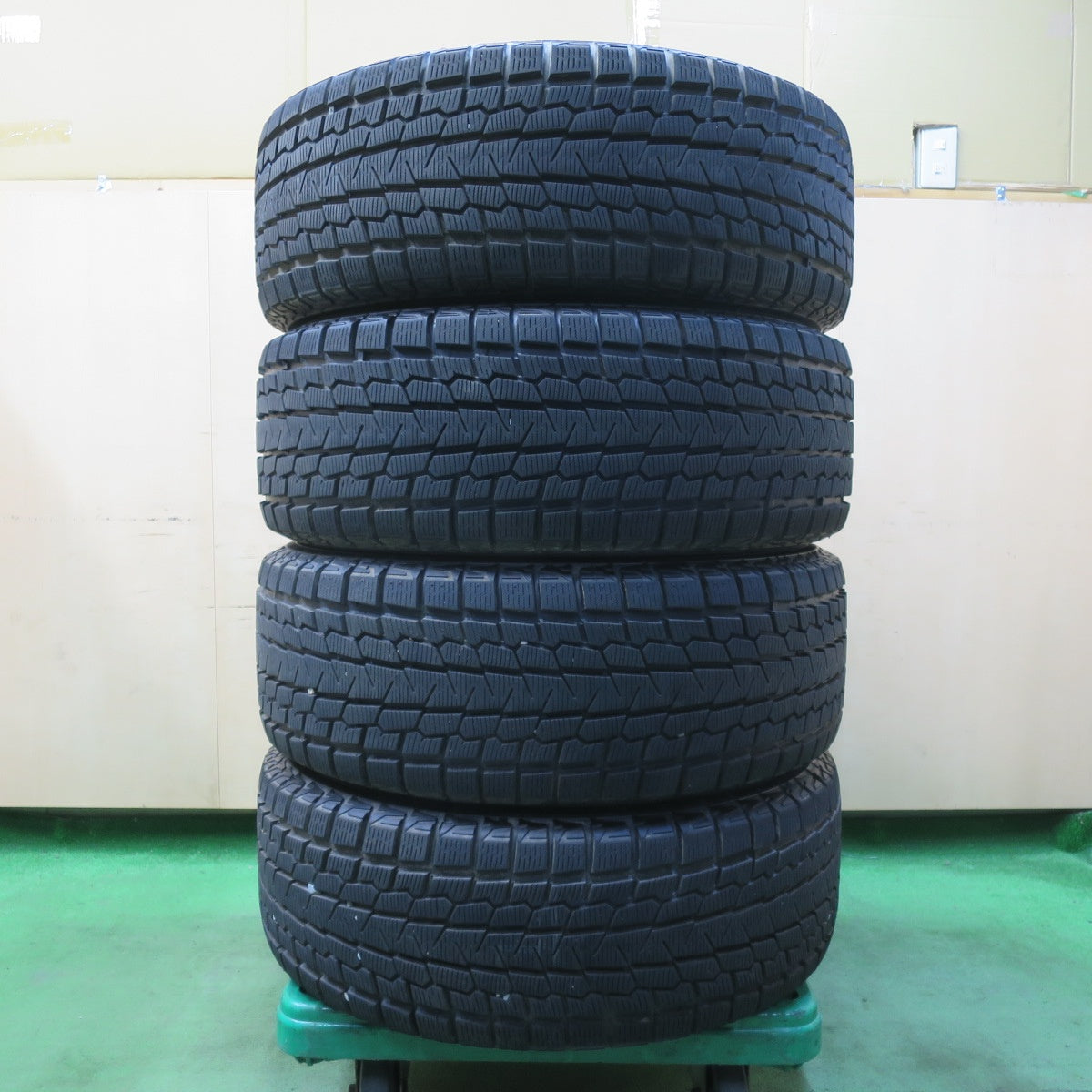 バリ溝！23年！キレイ！9.5分以上★スタッドレス 235/55R18 ヨコハマ アイスガード G075 VELVA CHARGE ヴェルヴァ 18インチ PCD114.3/5H★5040902イス
