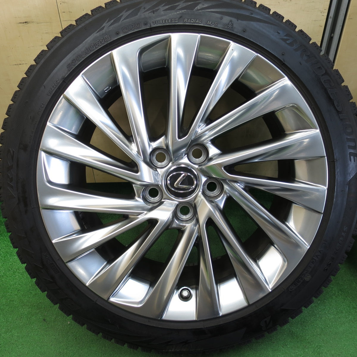 *送料無料* センサー付！バリ溝！綺麗！9.5分★レクサス ES300h バージョンL 純正 235/45R18 スタッドレス ブリヂストン ブリザック VRX2 PCD114.3/5H★4042202KMス