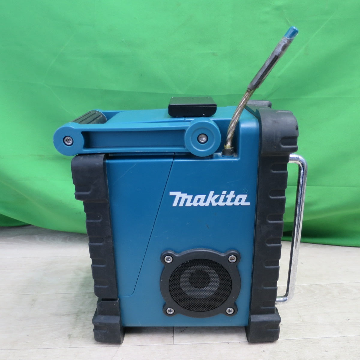 [送料無料] ☆makita マキタ ラジオ MR100 AM FM 電気 大工 道具 電気 現場 充電式 オーディオ☆