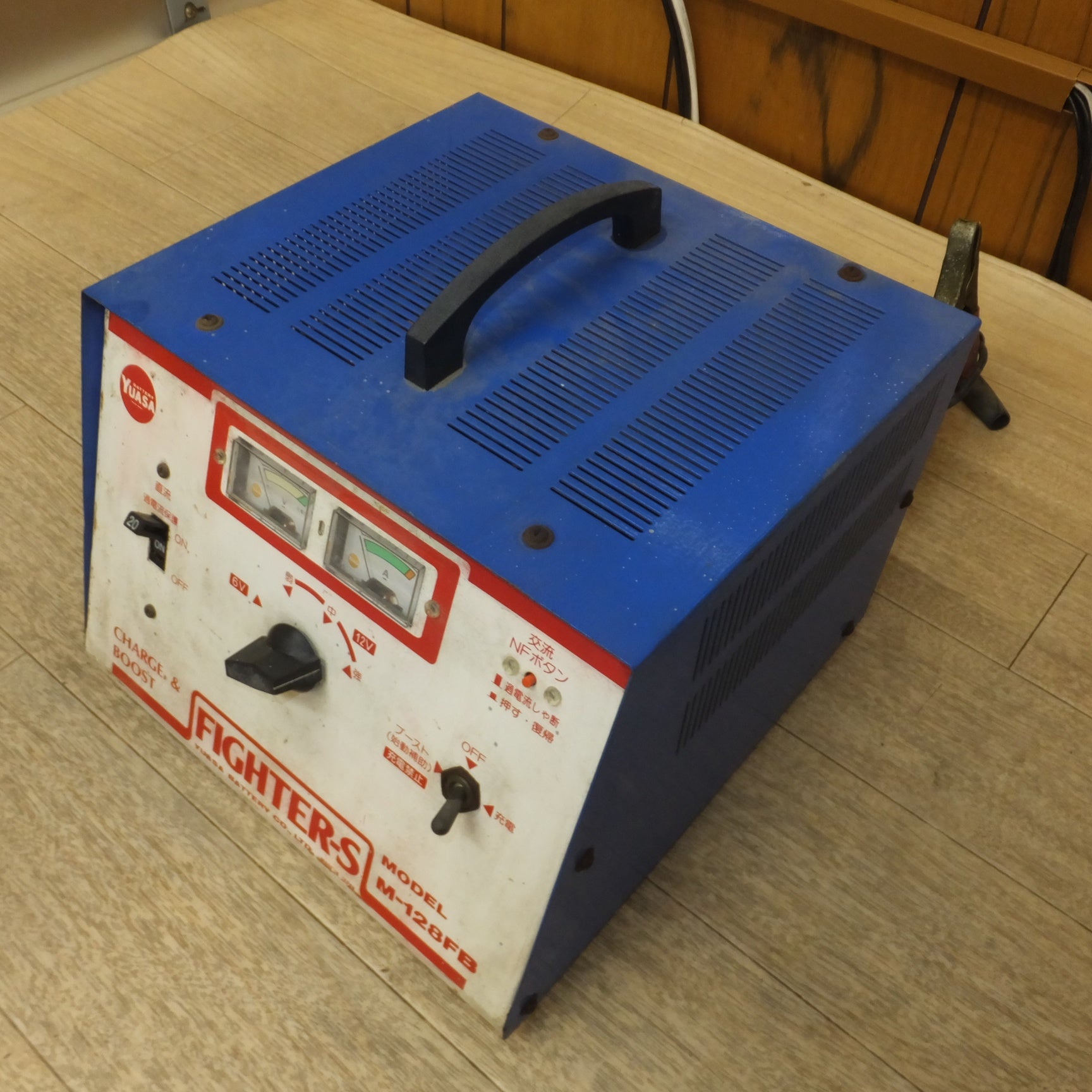送料無料] 現状品☆ユアサ YUASA バッテリー充電器 FIGHTER-S M-128FB