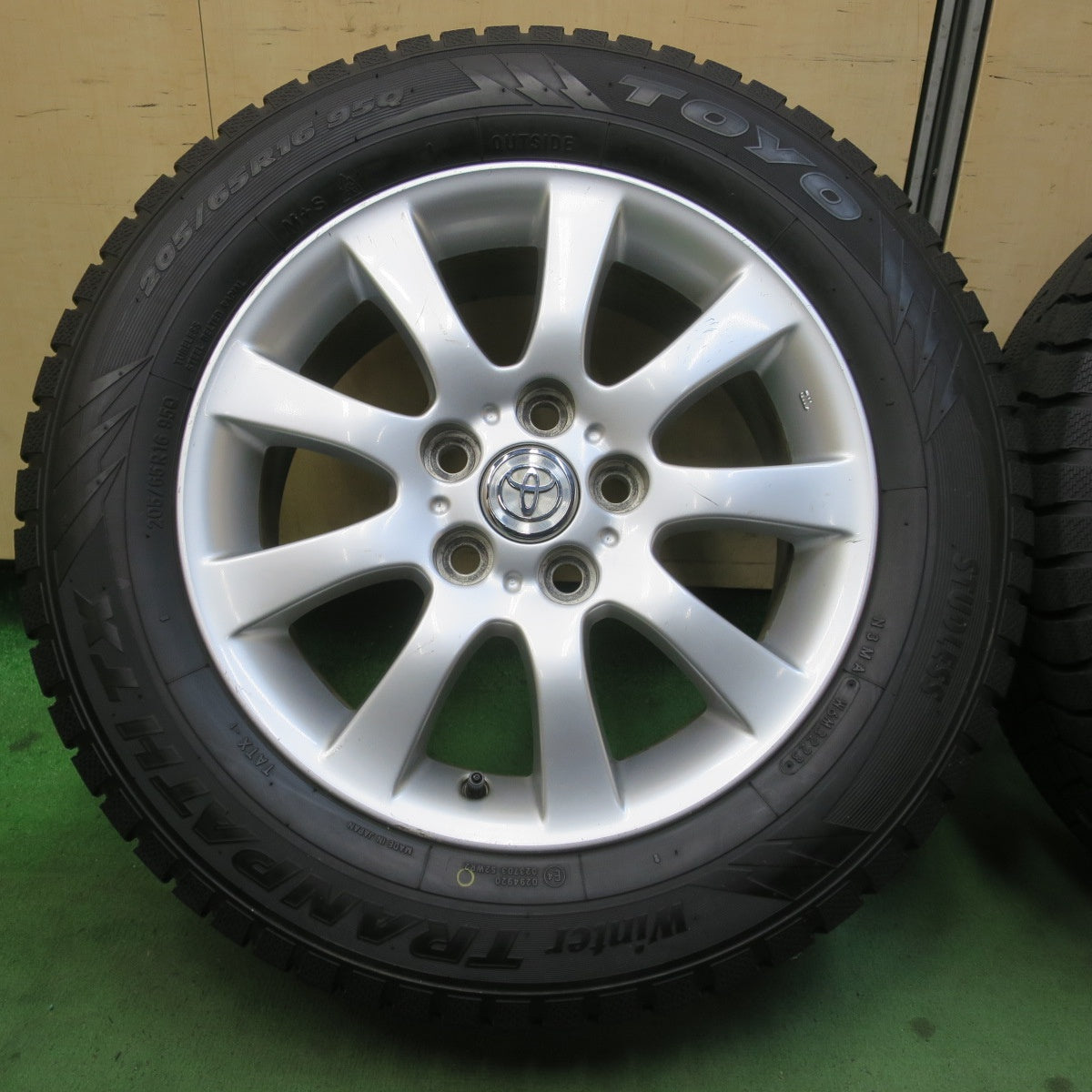 バリ溝！23年！9.5分以上★トヨタ ウィンダム 純正 205/65R16 スタッドレス トーヨー ウインター トランパス TX 16インチ PCD114.3/5H★6011905イス