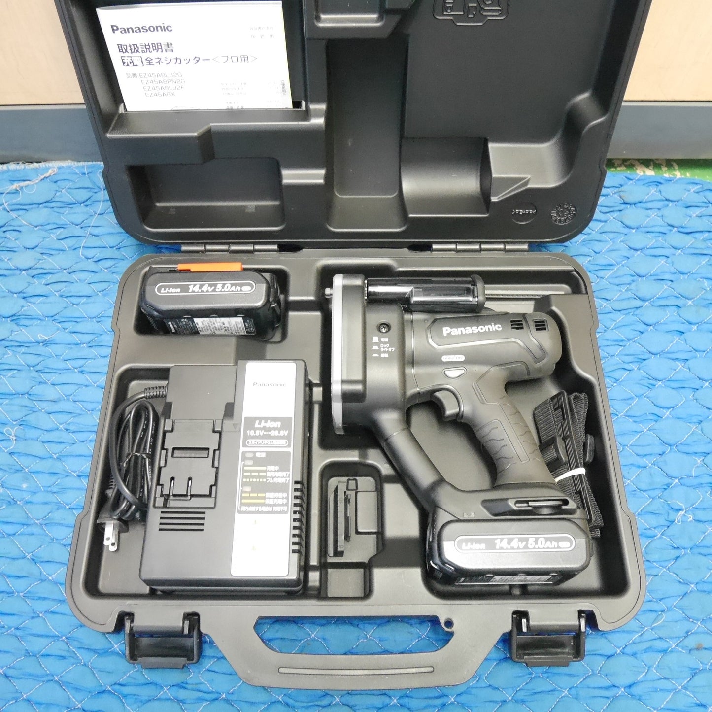 [送料無料] キレイ！バッテリー2個☆Panasonic 充電 全ネジ カッター EZ45A8LJ2F-B 電動 工具 切断機 全ねじ パナソニック 充電器 EZ0L81☆