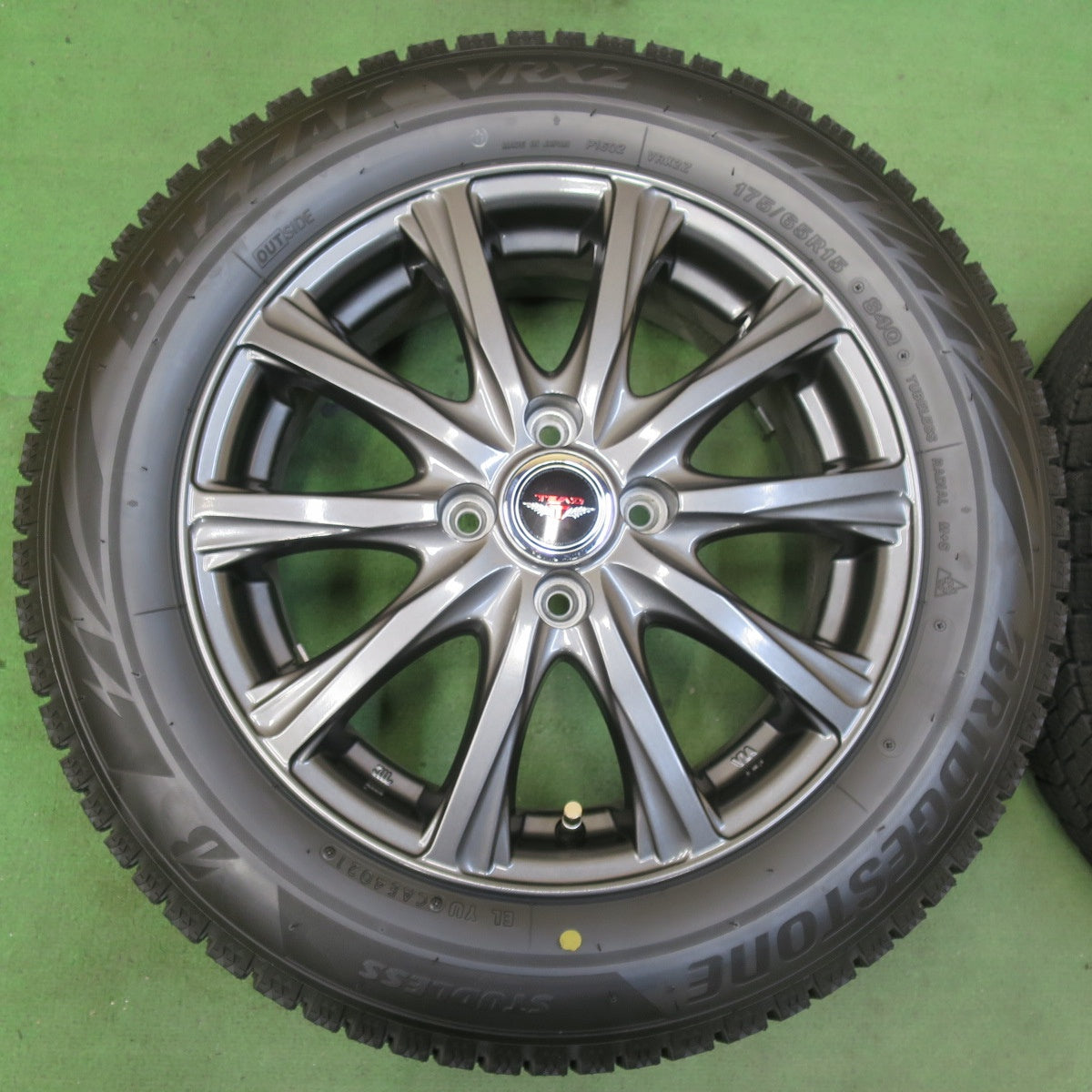 バリ溝！21年！キレイ！ほぼ10分★スタッドレス 175/65R15 ブリヂストン ブリザック VRX2 TEAD テッド 15インチ PCD100/4H★5101609イス