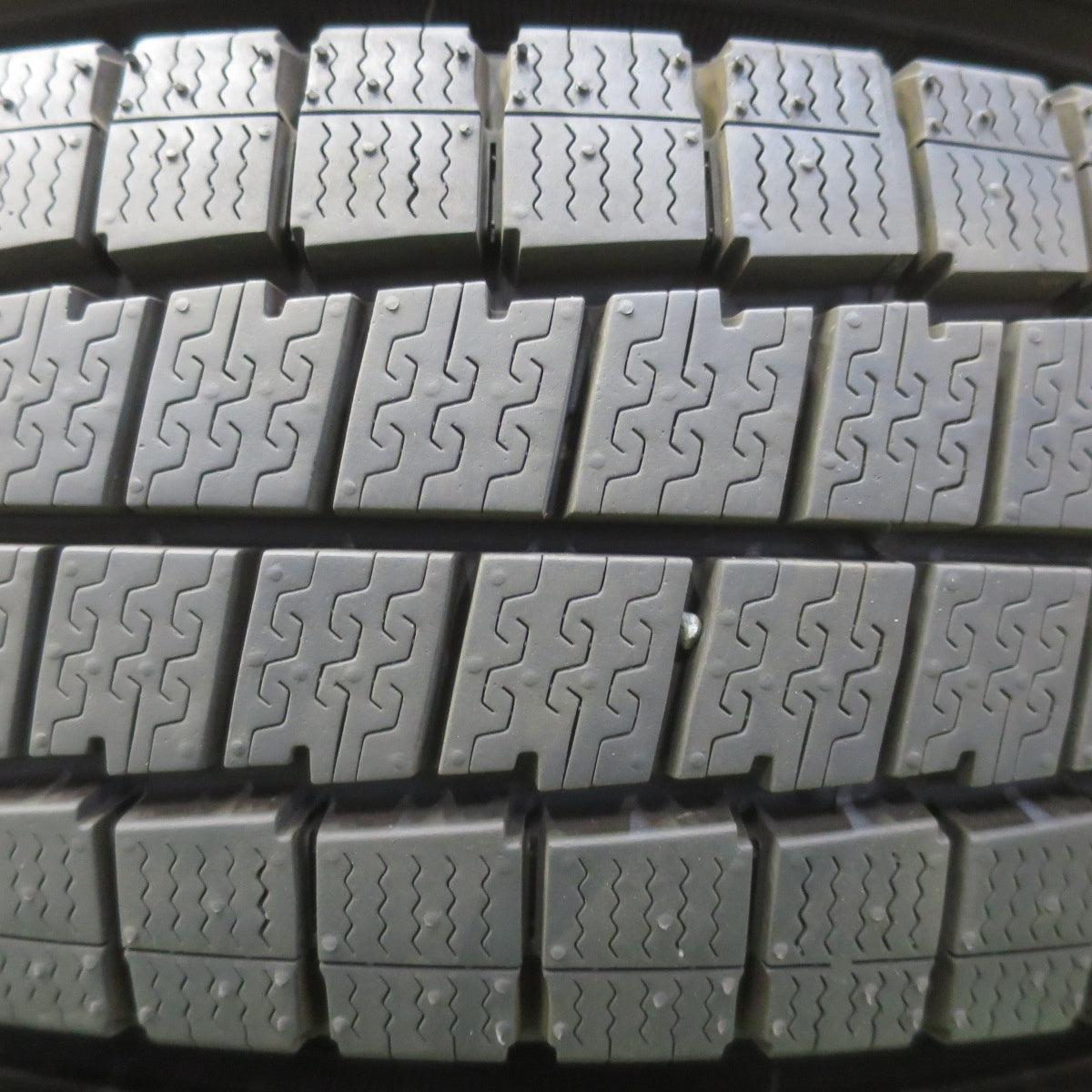 バリ溝！25年！9.5分以上★スタッドレス 165/80R14 97/95N ダンロップ ウインターマックス LV01 for VAN スチール ホイール 14インチ PCD100 114.3/4H マルチ★6052508イス