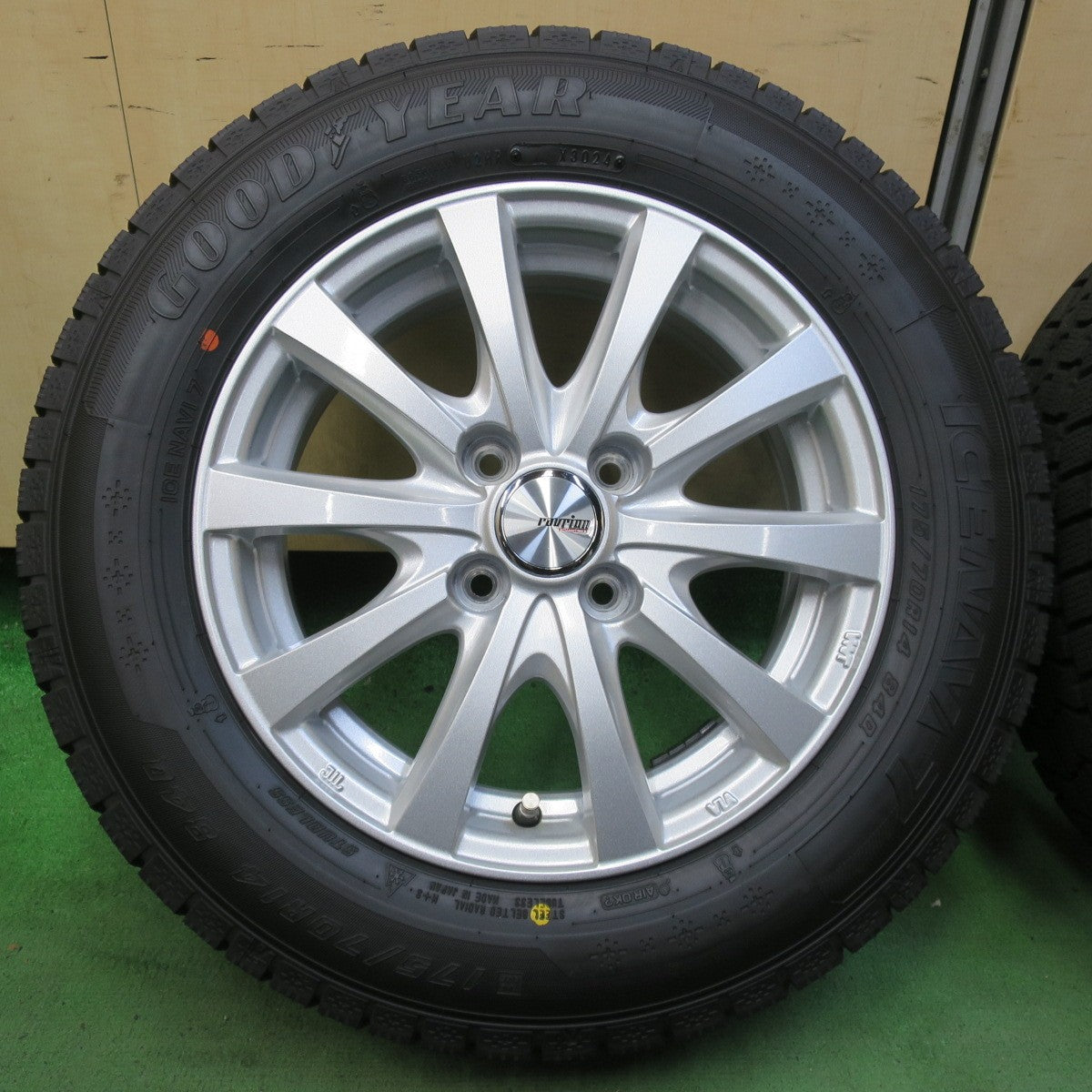 バリ溝！24年！キレイ！ほぼ10分★スタッドレス 175/70R14 グッドイヤー アイスナビ7 ravrion RS01 ラブリオン 14インチ PCD100/4H★5082303イス