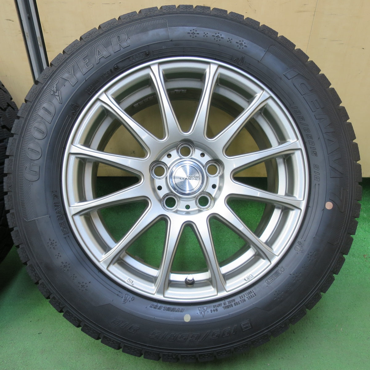 バリ溝！キレイ！9.5分★プリウス 等 195/65R15 スタッドレス グッドイヤー アイスナビ7 ravrion LUMIERE ラブリオン 15インチ PCD100/5H★5082604イス