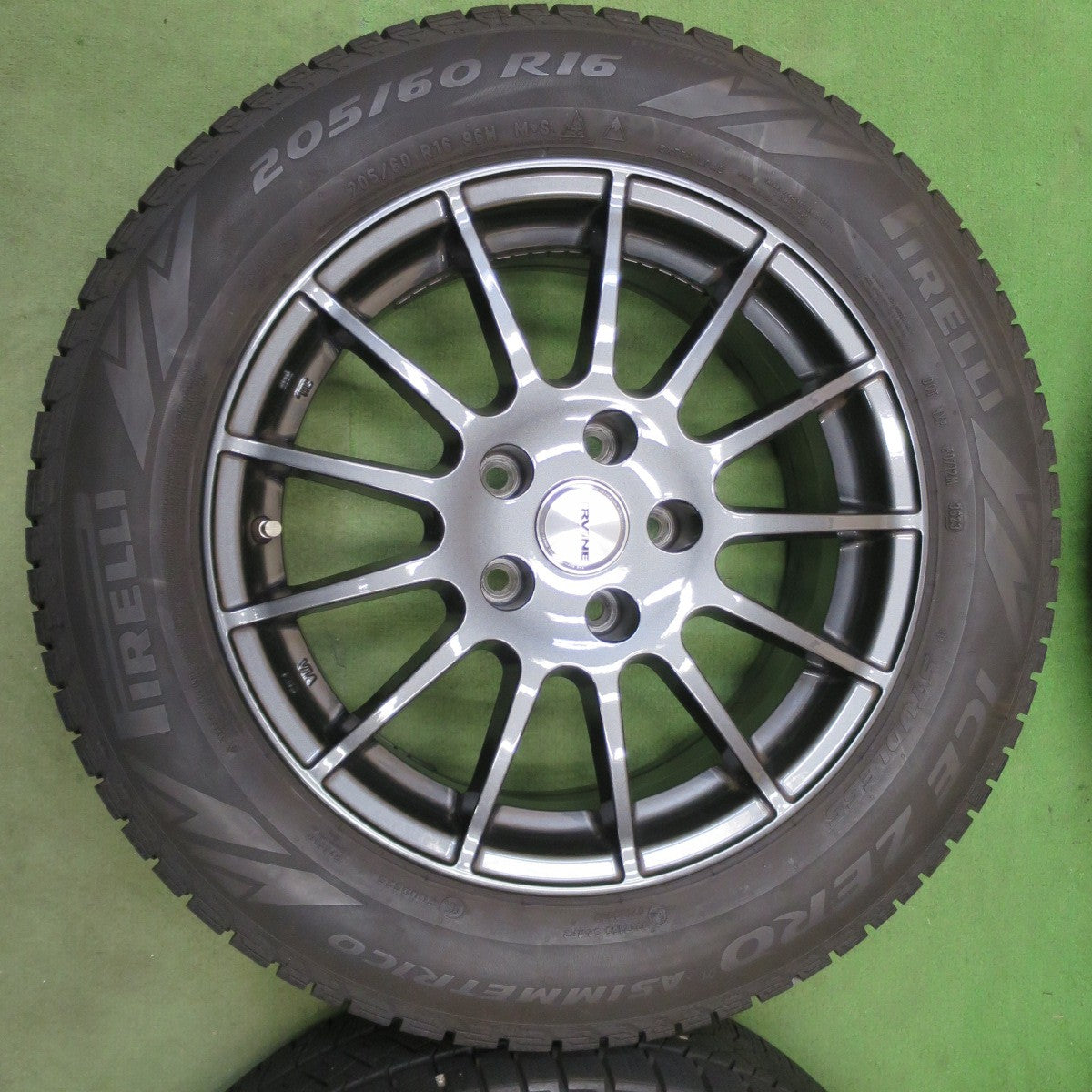 バリ溝！23年！キレイ！8.5分◎BMW 等 IRVINE F01 205/60R16 スタッドレス ピレリ アイスゼロ アシンメトリコ アーヴィン 16インチ PCD112/5H◎6092804NGス