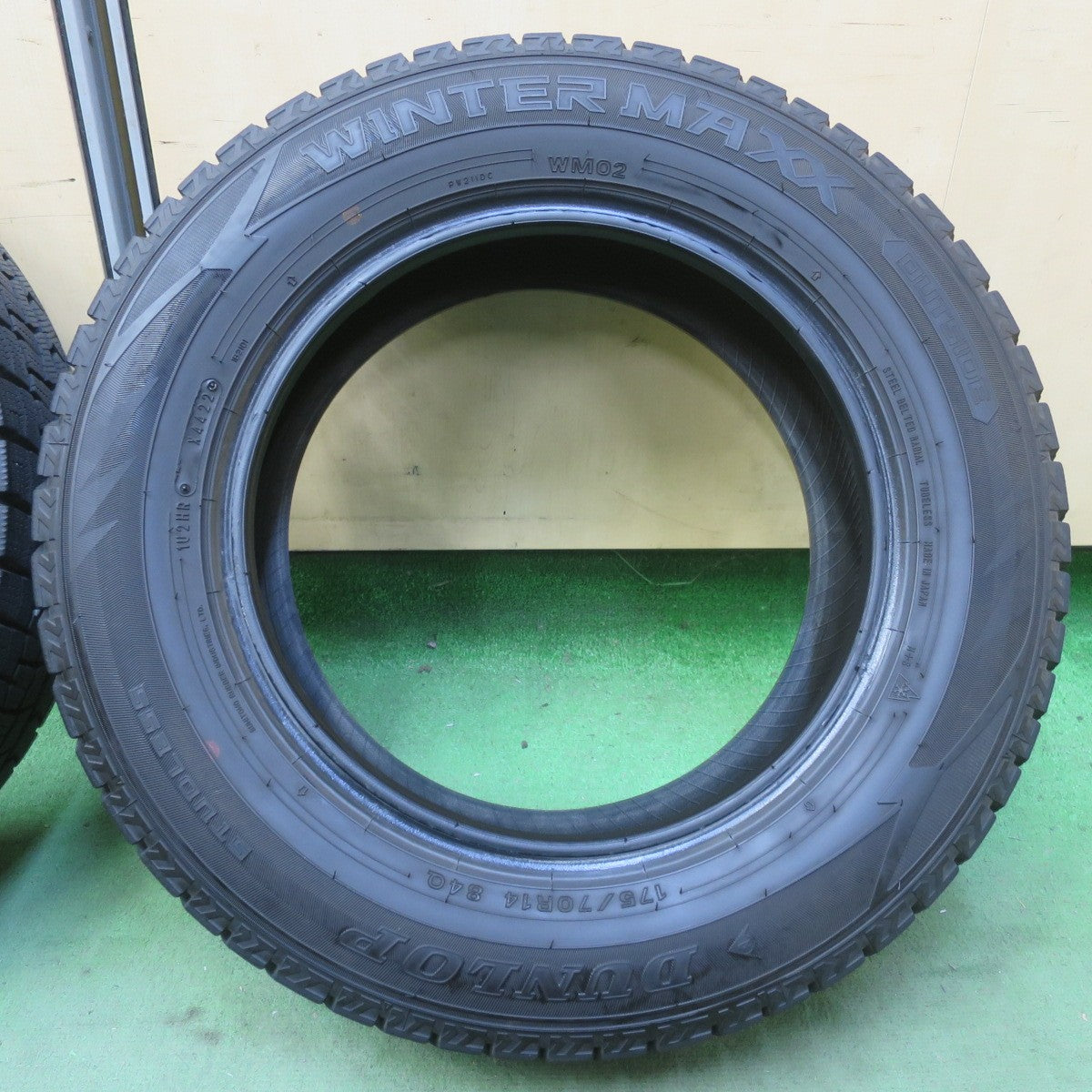 バリ溝！22年！9.5分◎スタッドレス 175/70R14 ダンロップ ウインターマックス WM02 タイヤ 14インチ ヤリス ヴィッツ アクシオ 等◎6083116イスタ