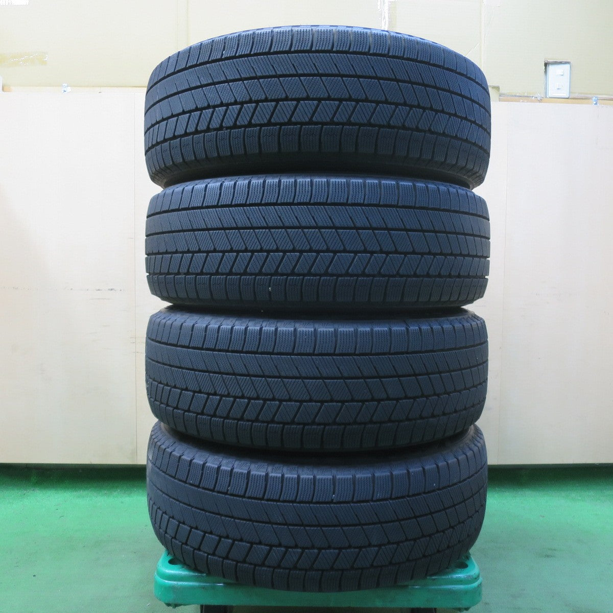 バリ溝！22年！キレイ！9.5分★スタッドレス 225/60R17 ブリヂストン ブリザック VRX3 ECO FORME エコフォルム 17インチ PCD114.3/5H★5060502イス