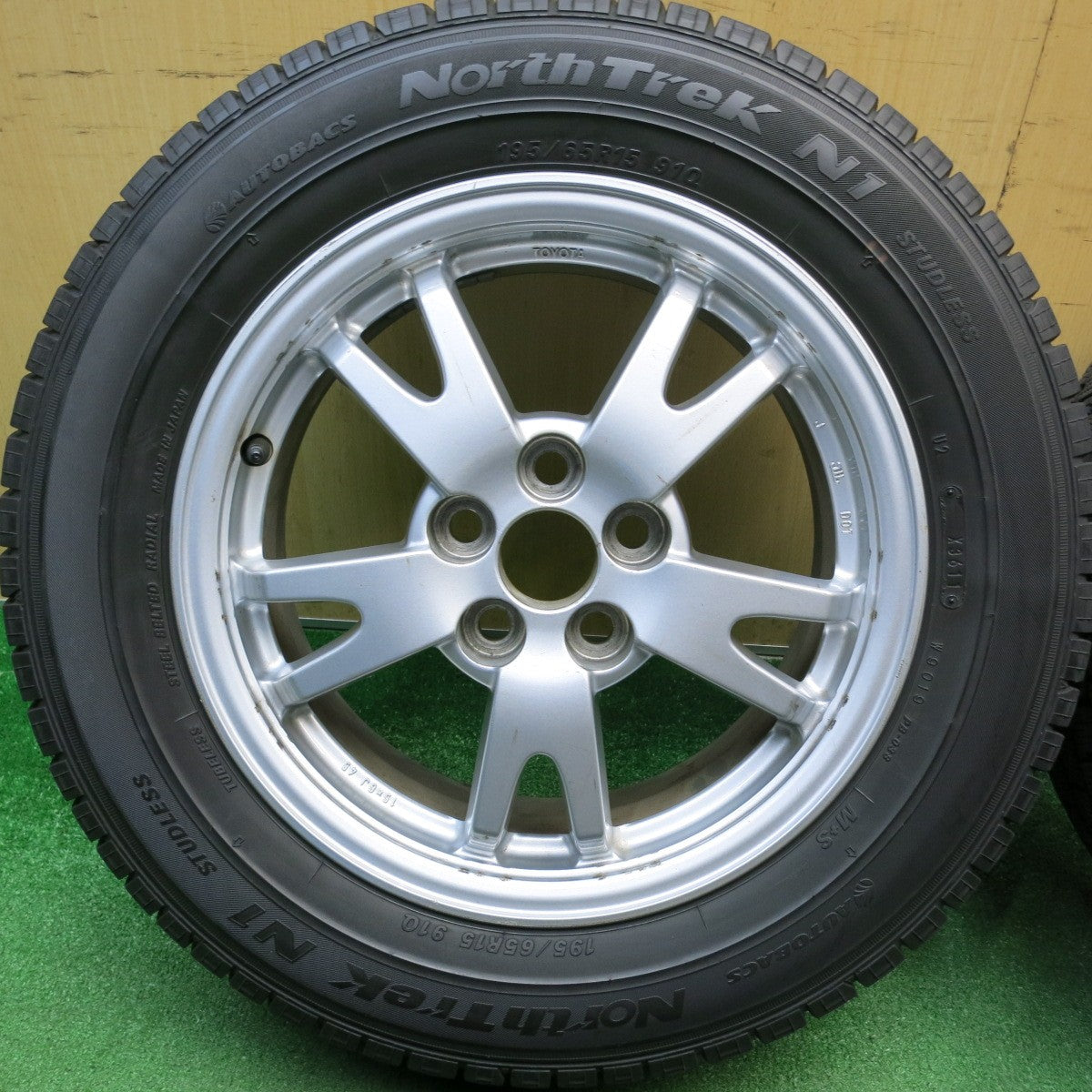 バリ溝！9.5分★トヨタ 30系 プリウス 純正 195/65R15 スタッドレス オートバックス ノーストレック N1 15インチ PCD100/5H★6020506HAス