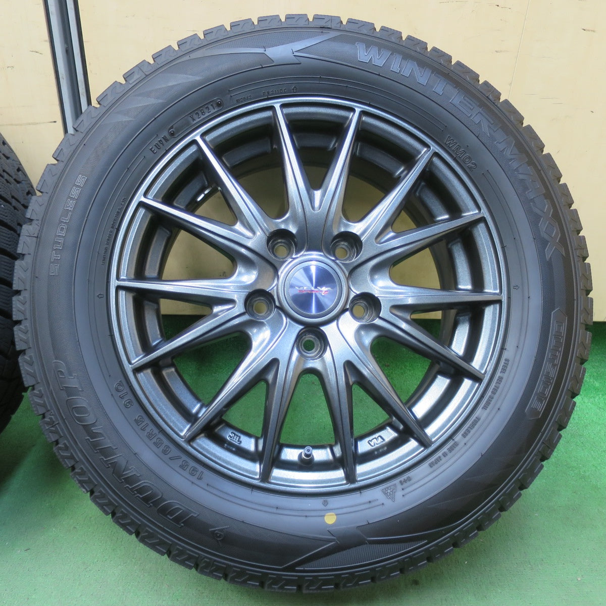 バリ溝！21年！キレイ！9分★スタッドレス 195/65R15 ダンロップ ウインターマックス WM02 VELVA SPORTZ ヴェルヴァ 15インチ PCD114.3/5H★5111110イス