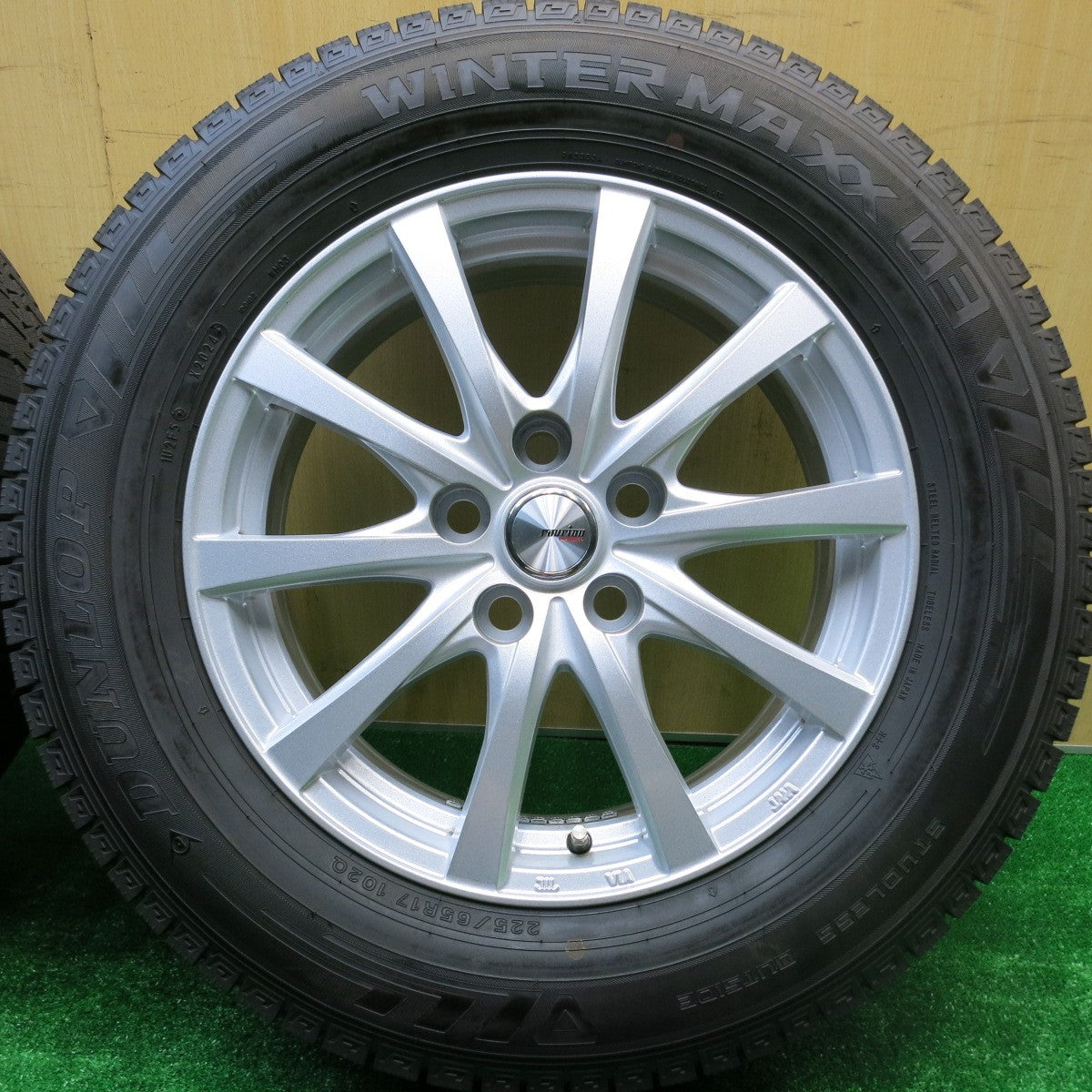 バリ溝！24年！キレイ！9.5分以上★40系 アルファード 等 225/65R17 スタッドレス ダンロップ ウインターマックス 03 ravrion RS01 ラブリオン 17インチ PCD120/5H★5100910HAス