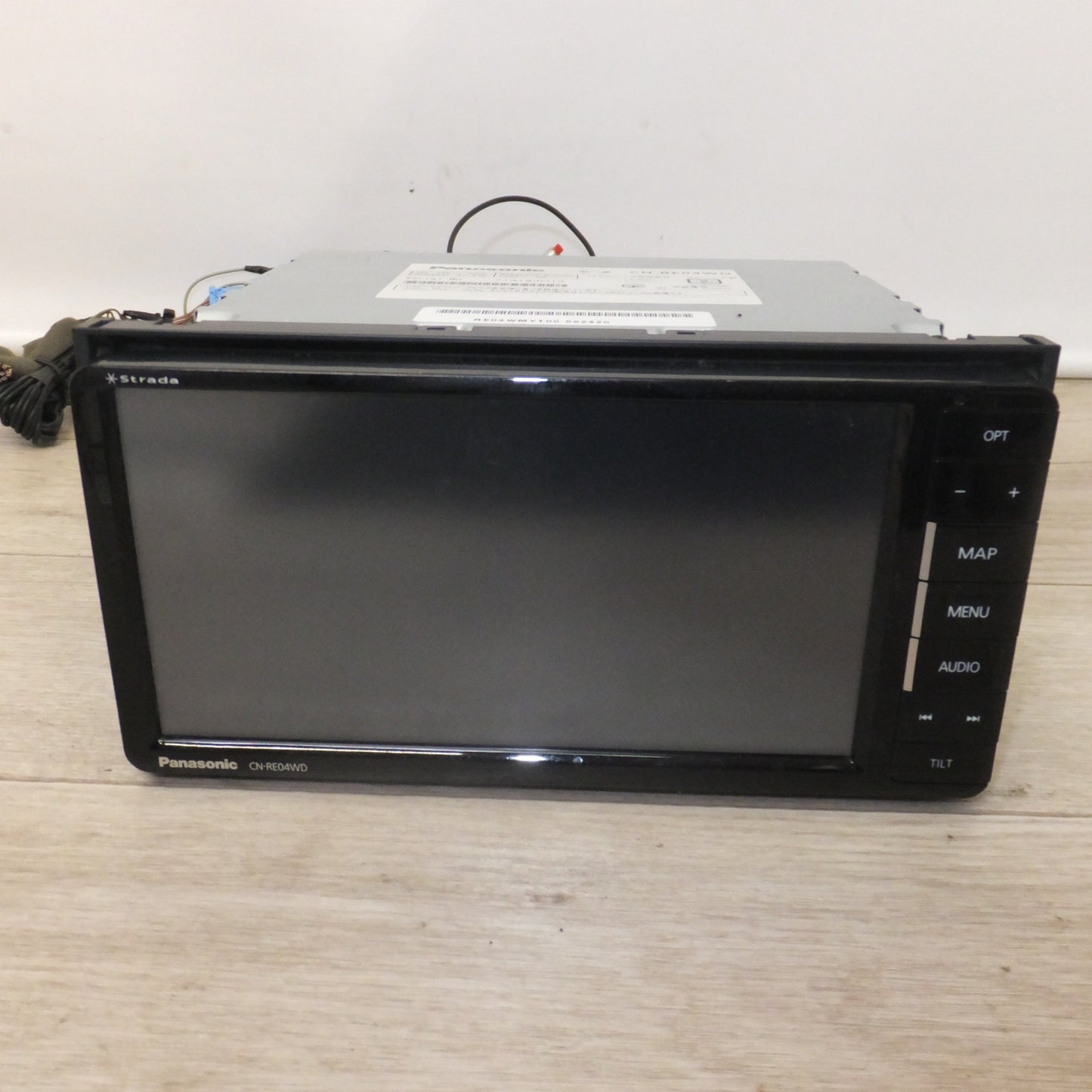 [送料無料] ★パナソニック Panasonic SDカーナビステーション Strada  CN-RE04WD[97]★
