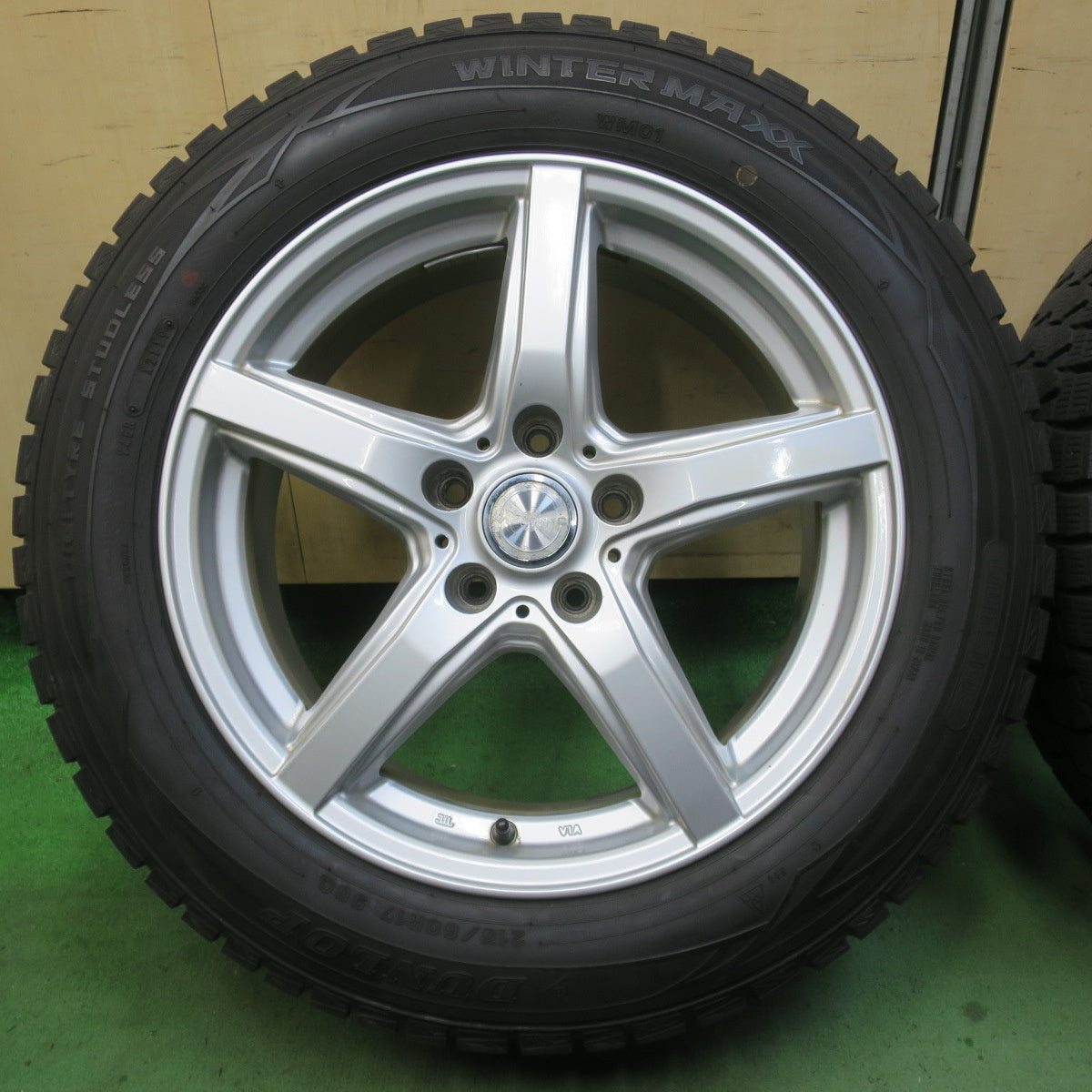 バリ溝！9.5分★スタッドレス 215/60R17 ダンロップ ウインターマックス WM01 VIOLENTO ヴィオレント 17インチ PCD114.3/5H★6012006イス
