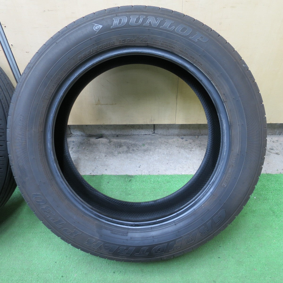バリ溝！23年！9.5分★225/60R18 ダンロップ グラントレック PT30 タイヤ 18インチ ハリアー RAV4 エクストレイル 等★6022301NGノタ