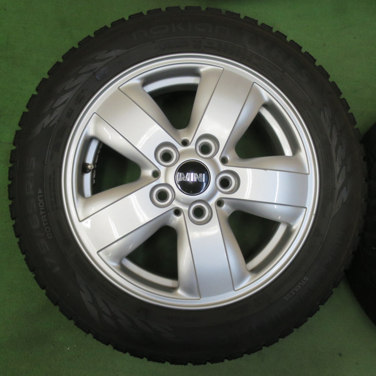 バリ溝！キレイ！9分★MINI ミニ クーパー F55 F56 純正 175/65R15 スタッドレス ノキアン タイヤ ハッカペリッタ R3 15インチ PCD112/5H★5102010イス