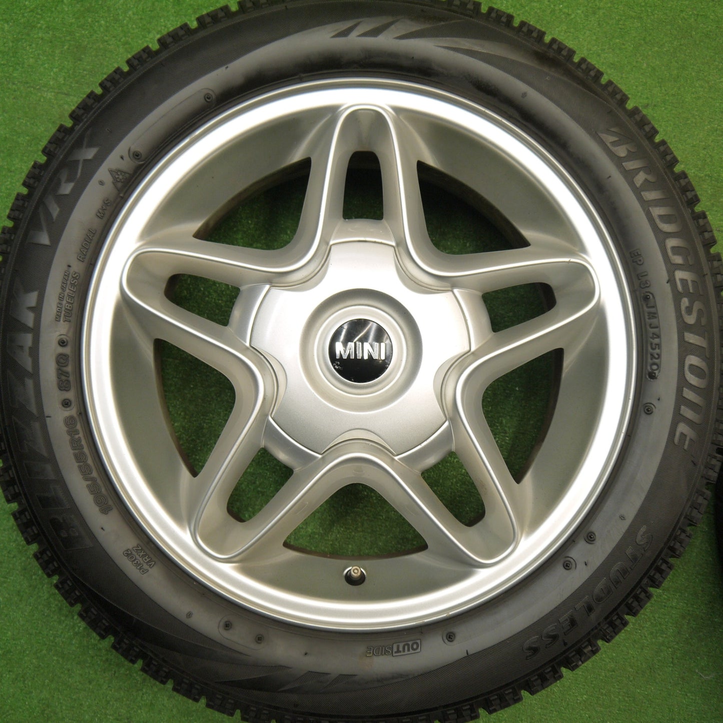 バリ溝！キレイ！8.5分★MINI ミニ クーパー S R55 R56 純正 195/55R16 スタッドレス ブリヂストン ブリザック VRX 16インチ PCD100/4H★5110504Hス