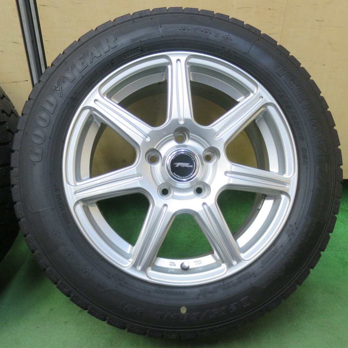 バリ溝！24年！キレイ！ほぼ10分★スタッドレス 205/60R16 グッドイヤー アイスナビ7 TOPRUN トップラン 16インチ PCD114.3/5H★5120613イス