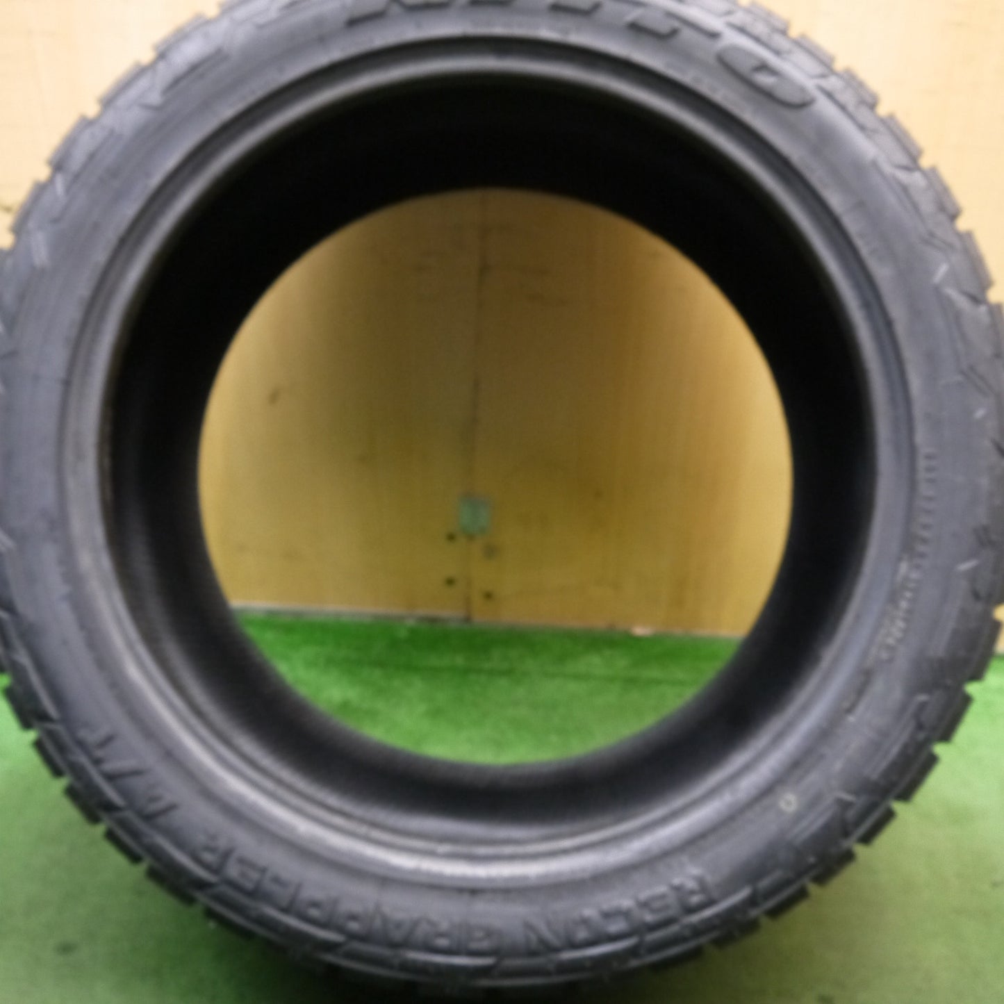 未使用！24年！1本★305/40R22 ニットー RECON GRAPPLER A/T タイヤ 22インチ ランクル 100 200 等★5081806Hノタ