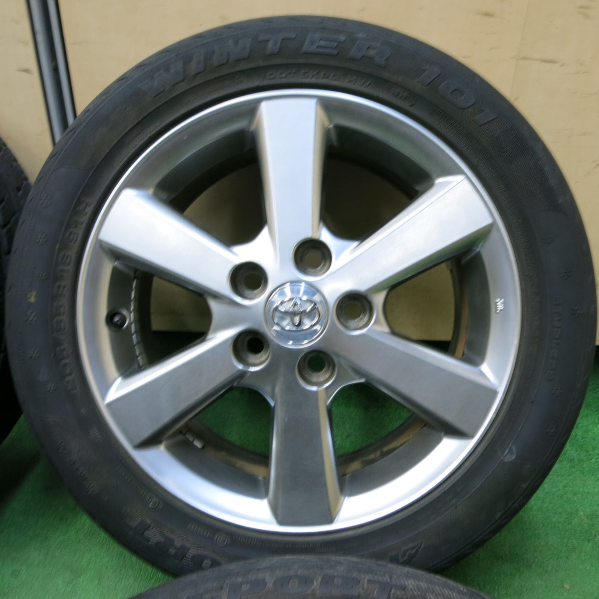 *送料無料* バリ溝！キレイ！8.5分★トヨタ アイシス 純正 205/55R16 スタッドレス ATR SPORT WINTER 101 16インチ PCD114.3/5H★4072501SYス