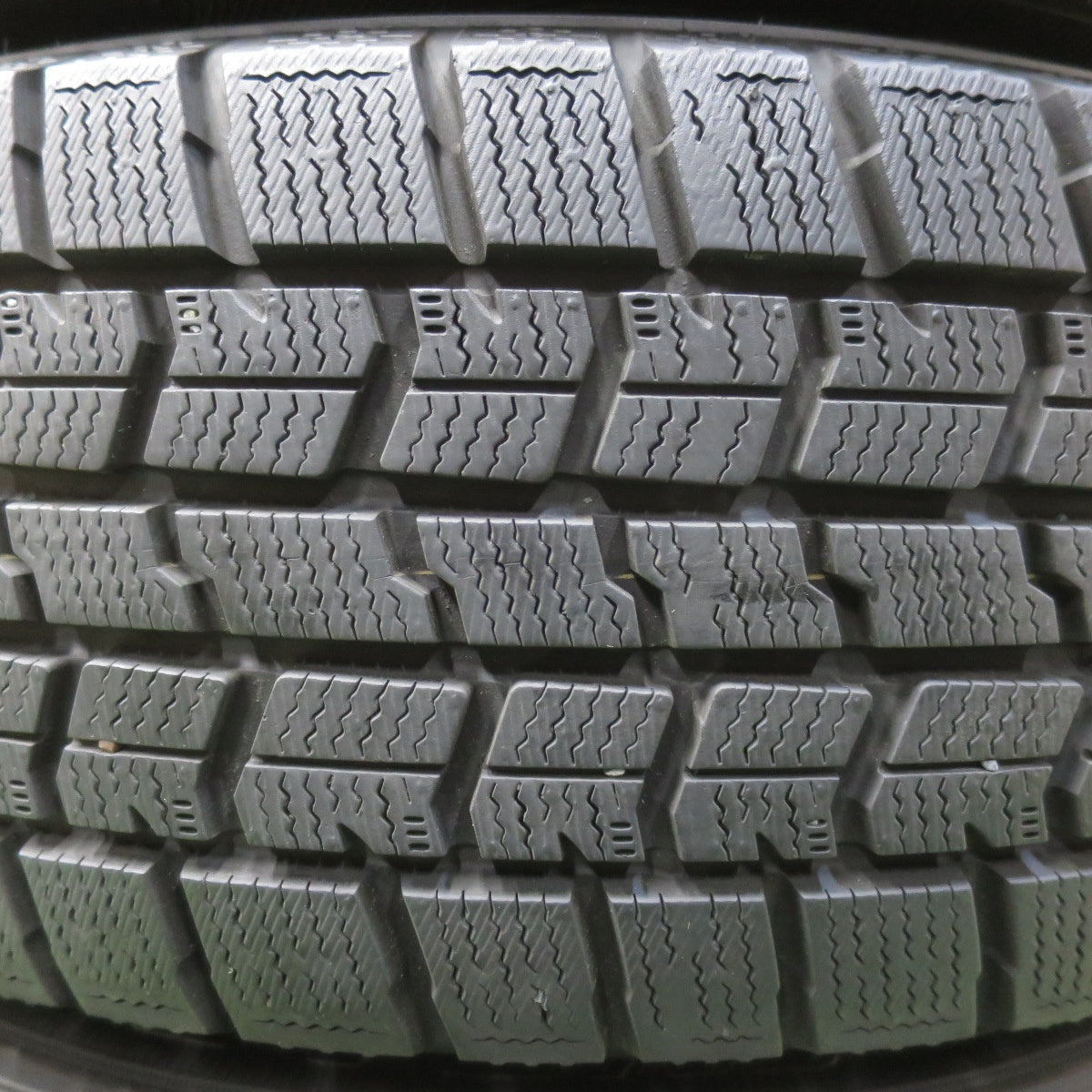 バリ溝！22年！キレイ！9.5分以上★プリウス 等 195/65R15 スタッドレス グッドイヤー アイスナビ7 ravrion RS01 ラブリオン 15インチ PCD100/5H★5111401イス