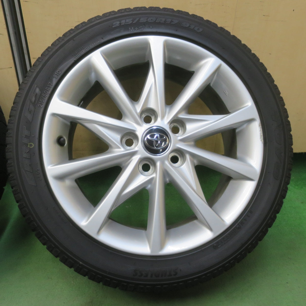 バリ溝！キレイ！9.5分★トヨタ プリウスα 純正 215/50R17 スタッドレス トーヨー ガリット G5 17インチ PCD114.3/5H★6032304イス