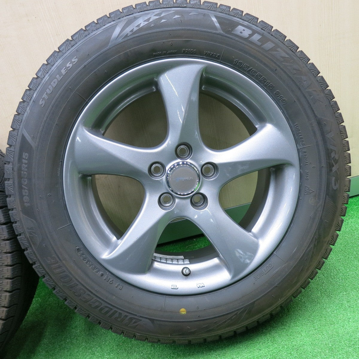 [送料無料] バリ溝！22年！キレイ！ほぼ10分★プリウス等 195/65R15 スタッドレス ブリヂストン ブリザック VRX3 TOPRUN トップラン 15インチ PCD100/5H★4102501NJス
