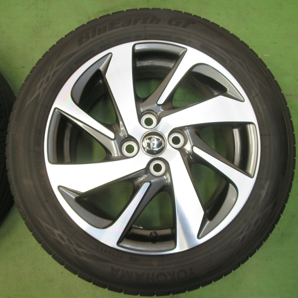 バリ溝！23年！キレイ！8.5分★トヨタ アクア クロスオーバー 純正 185/60R16 ヨコハマ BluEarth-GT AE51 16インチ PCD100/4H★5042603イノ