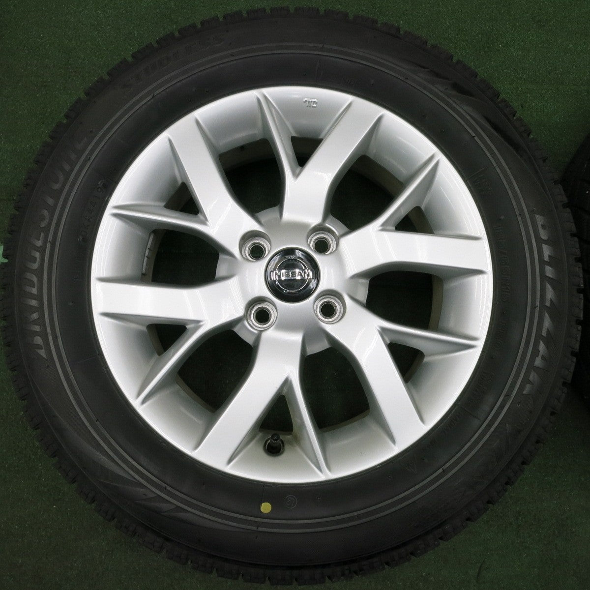 *送料無料* バリ溝！キレイ！8.5分★日産 E12 ノート e-POWER 純正 185/65R15 スタッドレス ブリヂストン ブリザック VRX 15インチ PCD100/4H★4051003NJス