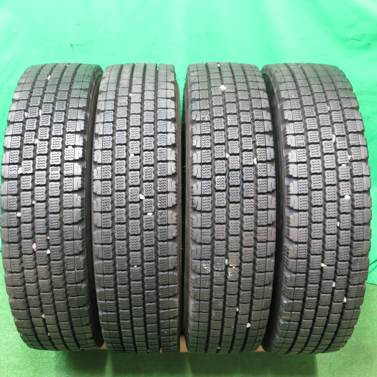 *送料無料* バリ溝！22年！9.5分★トラック タイヤ 225/80R17.5 123/122L スタッドレス ブリヂストン W910 17.5インチ★4050702ナスタ