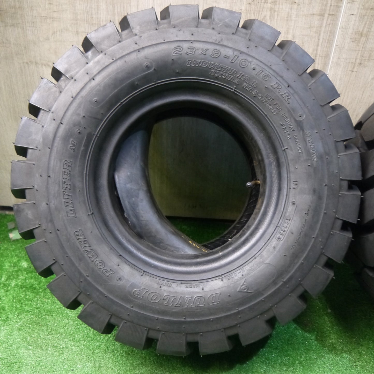 未使用！25年！2本★フォークリフト タイヤ 23×9-10 16PR ダンロップ POWER LIFTER M 21×8/23×9R10★6063005KKノタ