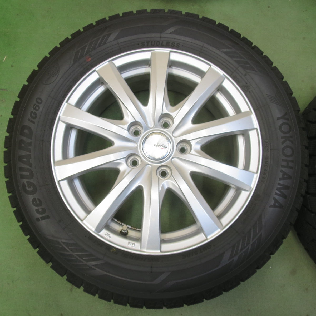 バリ溝！23年！キレイ！9.5分◎スタッドレス 215/60R16 ヨコハマ アイスガード iG60 ravrion RS01 ラブリオン 16インチ PCD114.3/5H◎6093001イス
