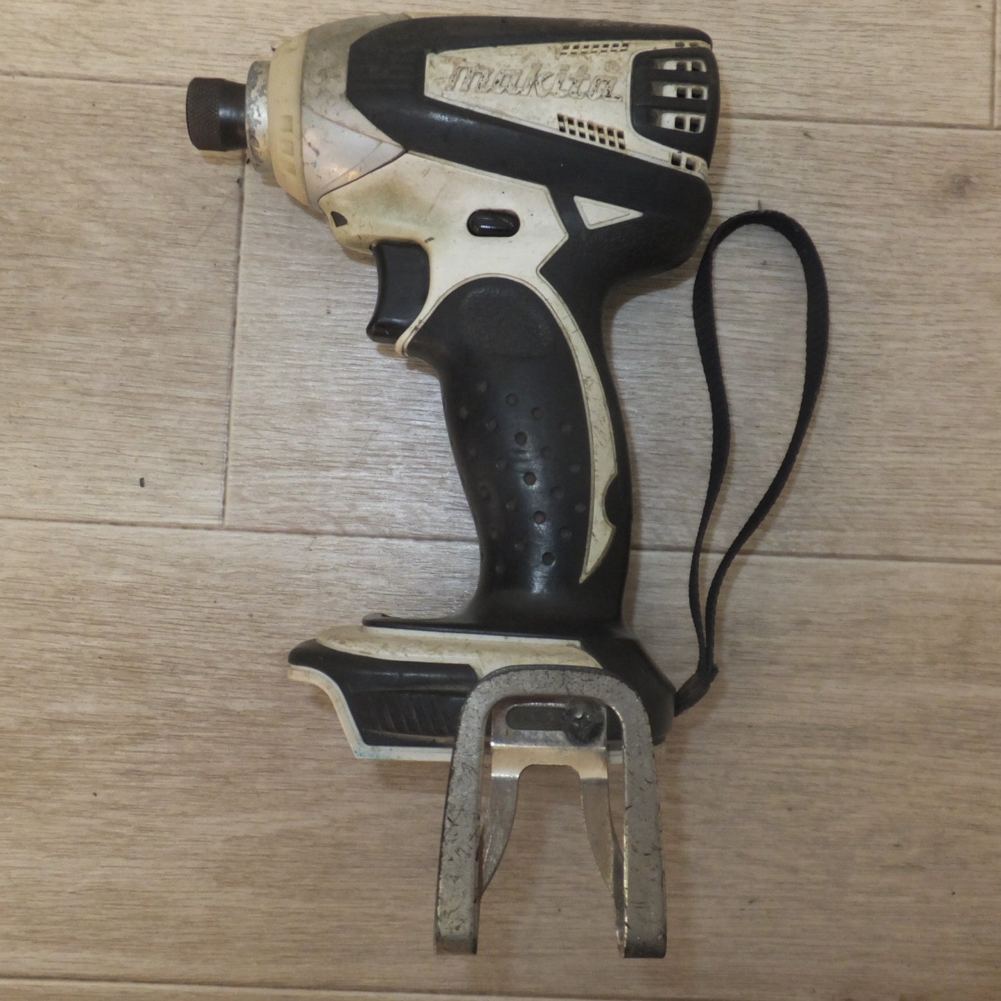 [送料無料] ★マキタ makita 充電式インパクトドライバ TD132D 白 14.4V 本体のみ★