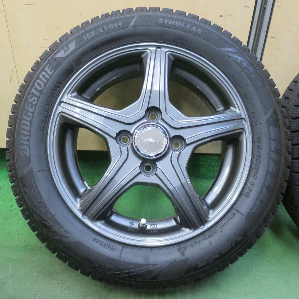 バリ溝！23年！キレイ！8.5分★スタッドレス 155/65R14 ブリヂストン ブリザック VRX3 TOPRUN トップラン 14インチ PCD100/4H★6050804イス