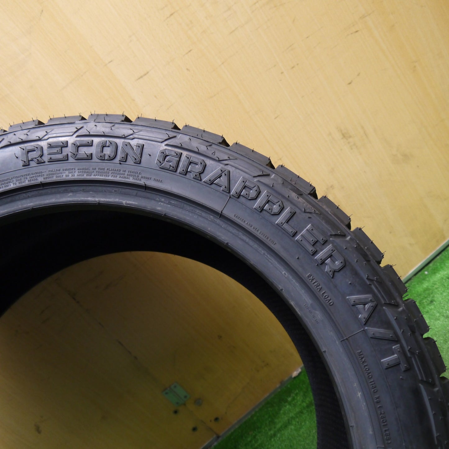 未使用！24年！1本★305/40R22 ニットー RECON GRAPPLER A/T タイヤ 22インチ ランクル 100 200 等★5081807Hノタ
