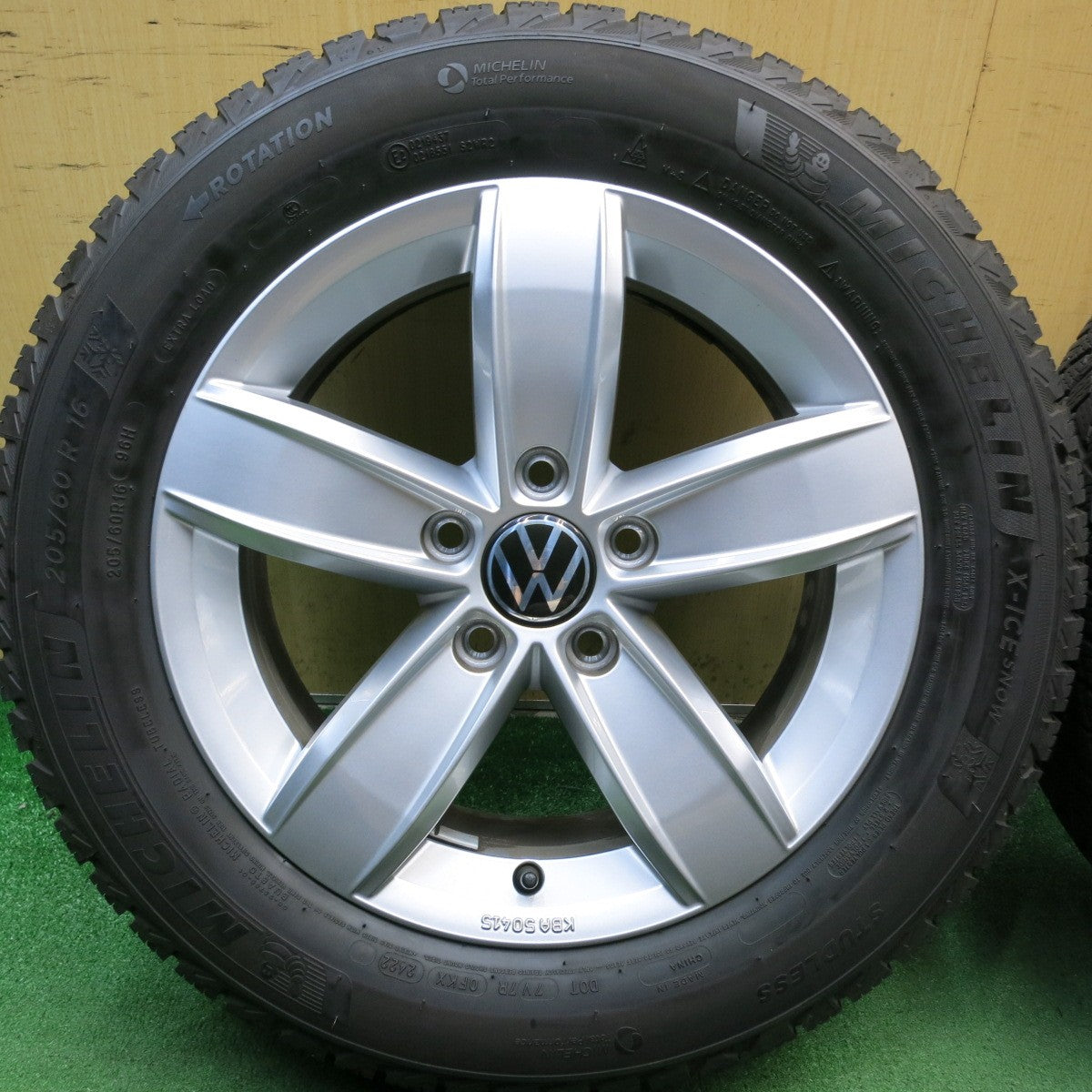 バリ溝！22年！キレイ！9.5分◎ワーゲン T-Roc 純正 205/60R16 スタッドレス ミシュラン X-ICE SNOW 16インチ PCD112/5H◎6091205HAス