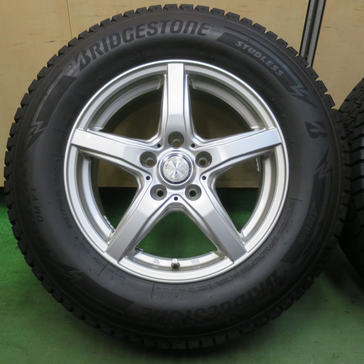 バリ溝！24年！キレイ！ほぼ10分★スタッドレス 215/70R16 ブリヂストン ブリザック DM-V3 VIOLENTO ヴィオレント 16インチ PCD114.3/5H★5112407イス