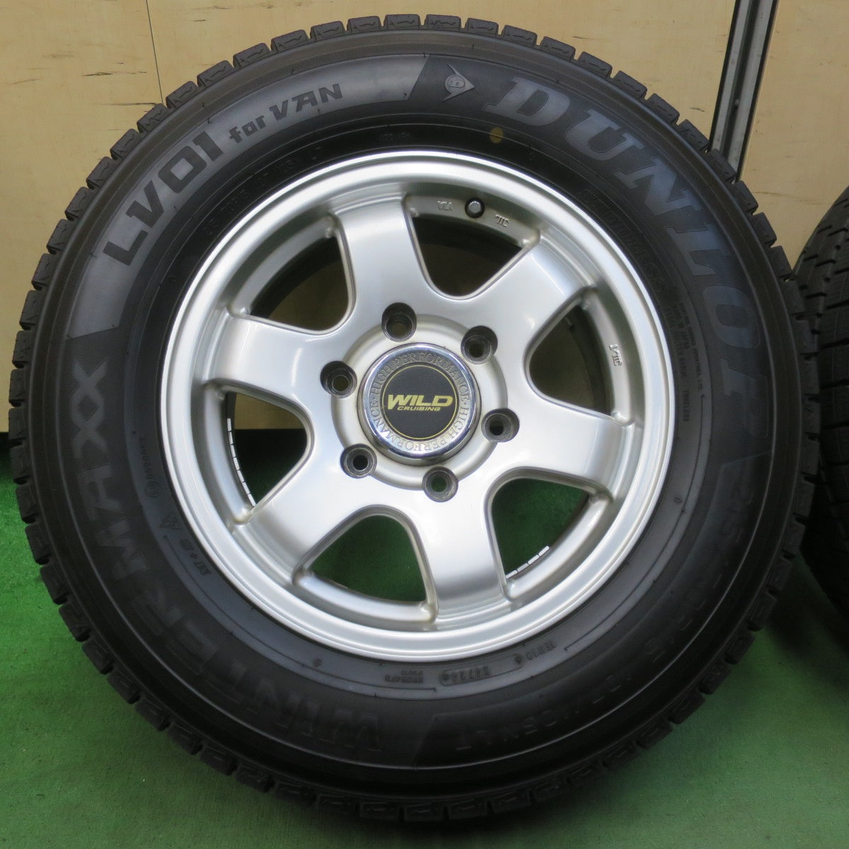 バリ溝！24年！ほぼ10分★スタッドレス 215/70R15 107/105N ダンロップ LV01 for VAN WILD CRUISING ワイルド クルージング 15インチ PCD139.7/6H★5100910イス