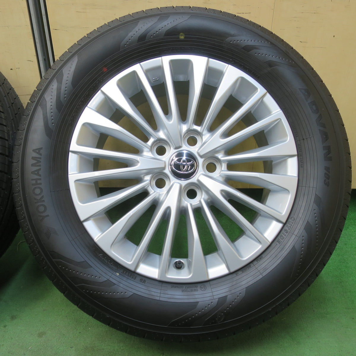 新車外し！23年★トヨタ 40系 アルファード ヴェルファイア 純正 225/65R17 ヨコハマ アドバン V03 17インチ PCD120/5H★6021701イノ